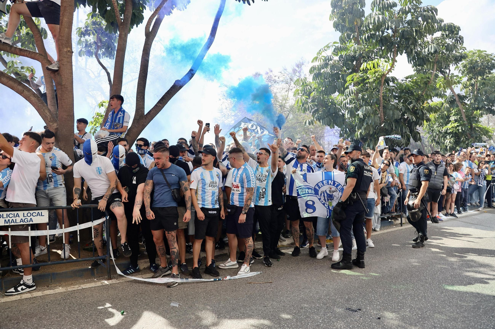 Búscate en las fotos del tremendo recibimiento previo al Málaga CF-Granada