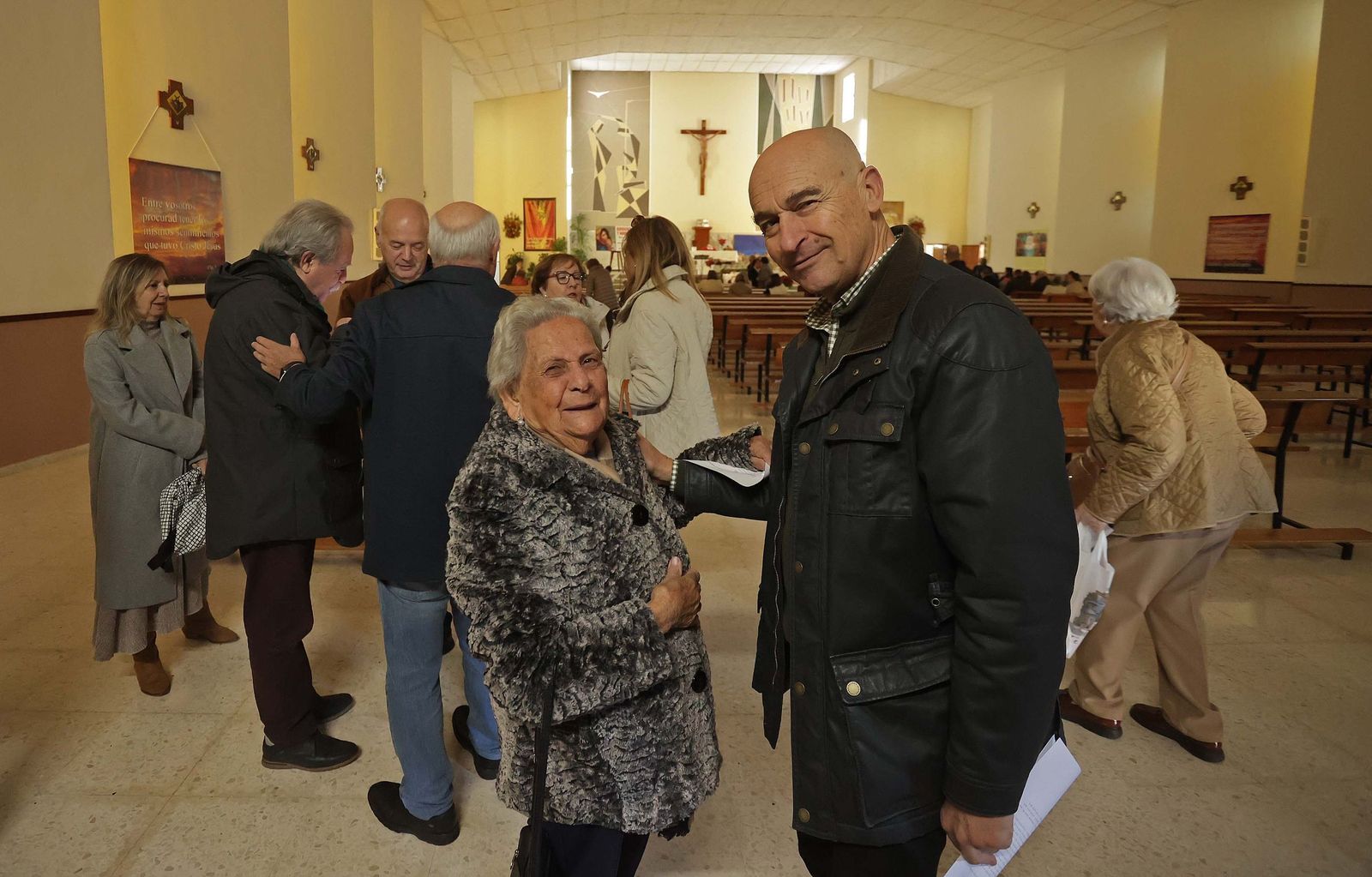 Fotos de la misa conmemorativa de los 50 años de dedicación del padre Pedro a la parroquia y al barrio de La Piñera