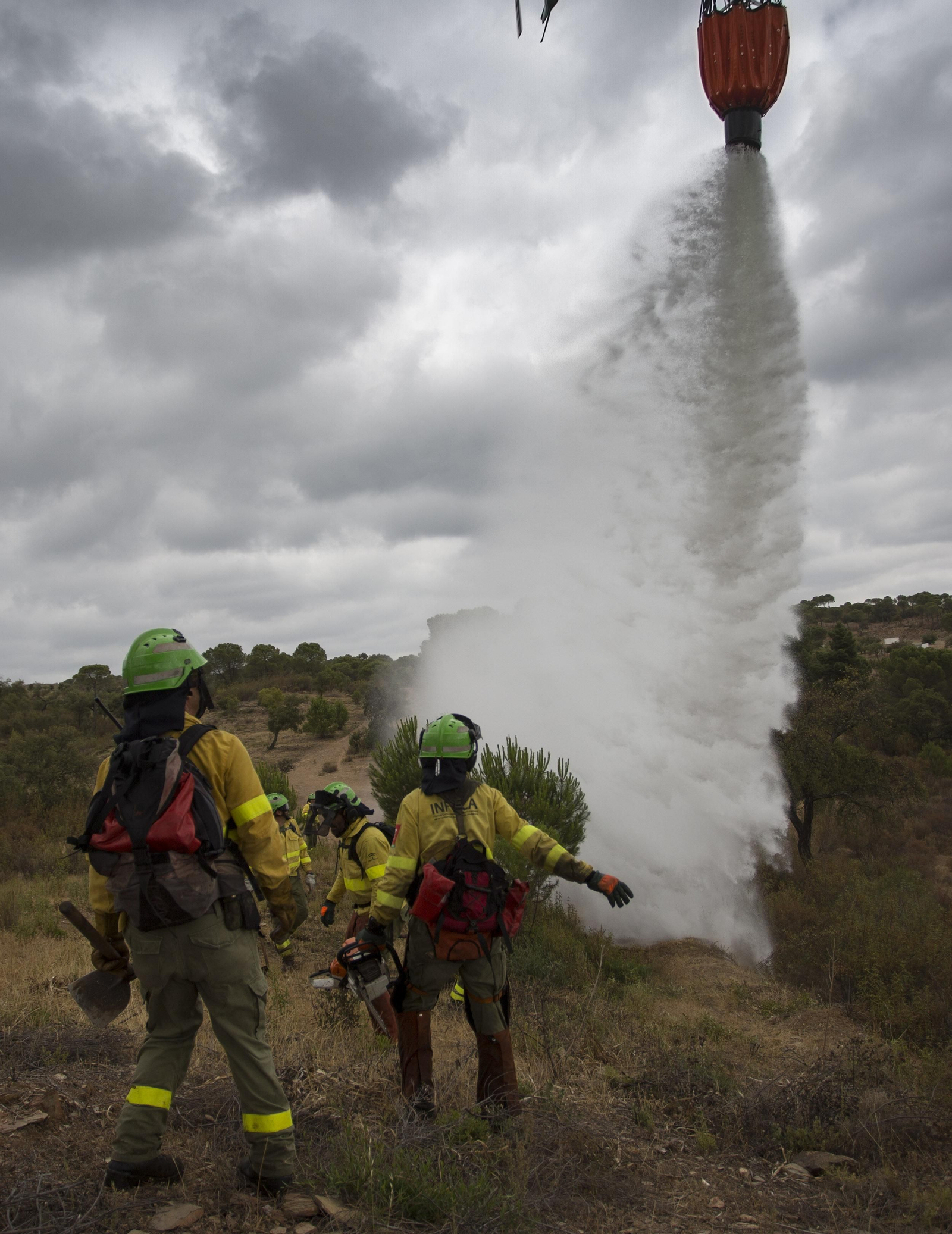 Ejercicio contra incendios en la base Brica de Madroñalejo, en Aznalcóllar