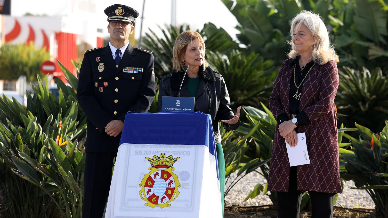 Imágenes de la inauguración de la rotonda de la Policía Nacional en Jerez