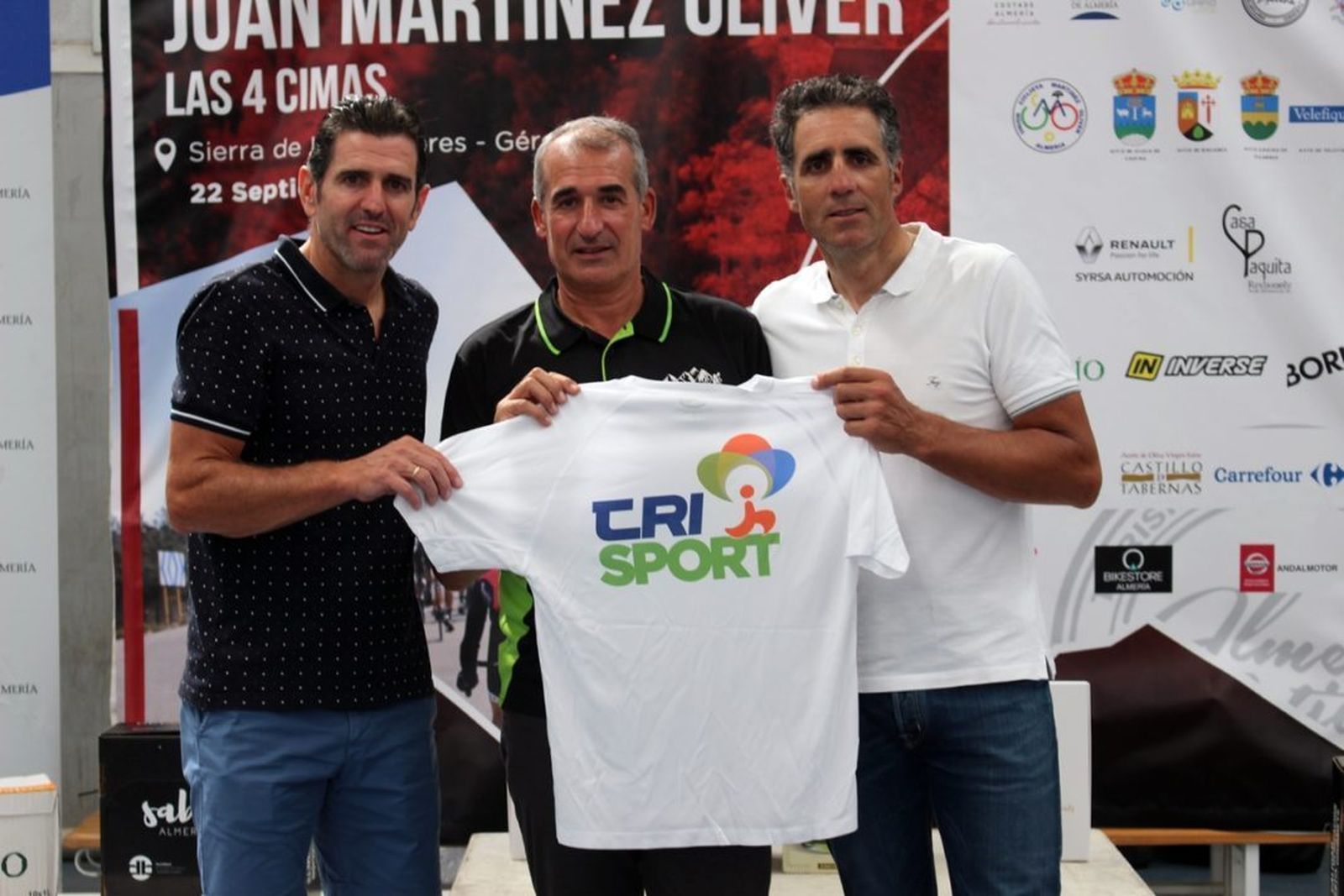 Abraham Olano y Miguel Indurain junto al almeriense Martínez Oliver.