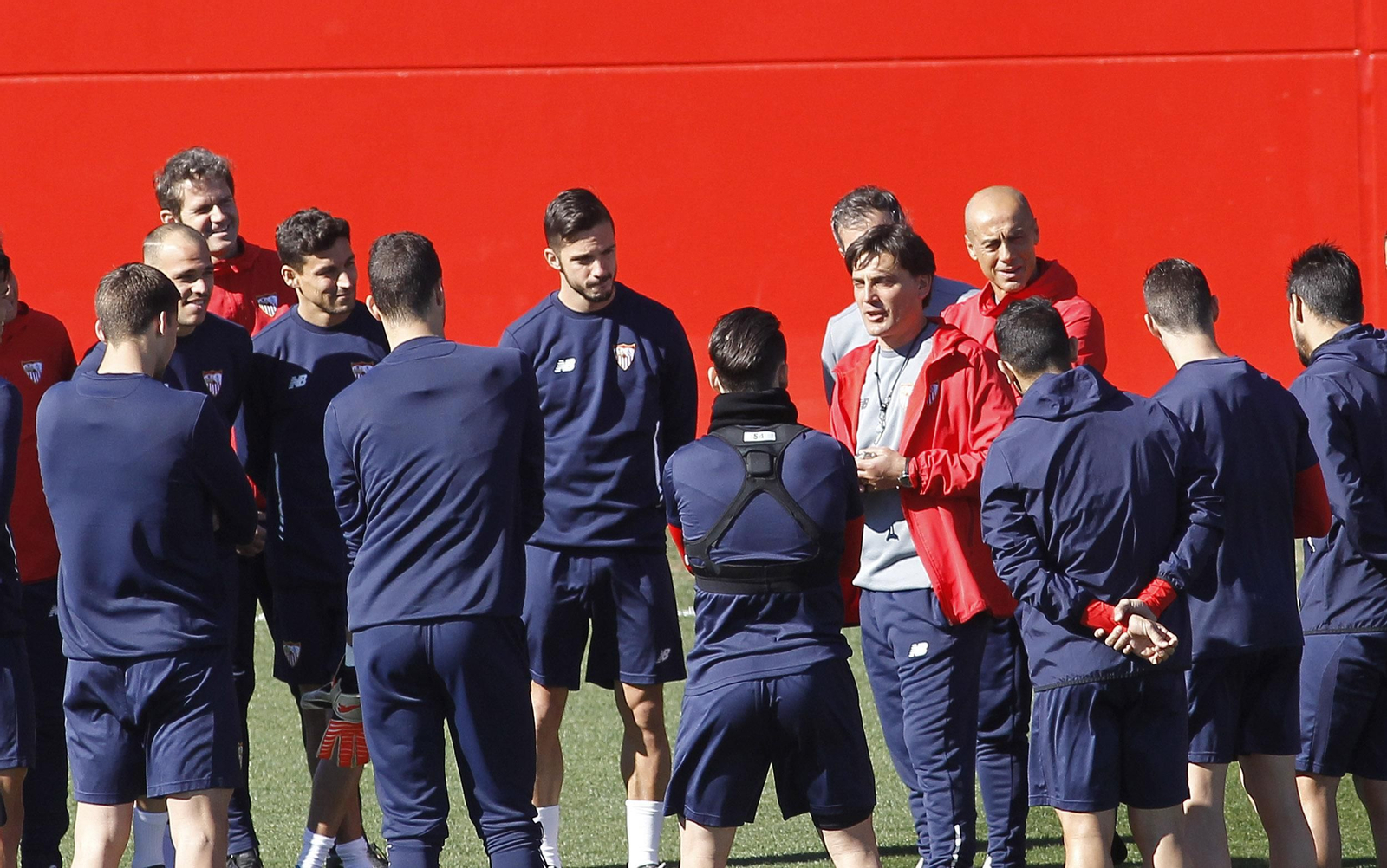 Vincenzo Montella se dirige a sus futbolistas durante una charla en un entrenamiento reciente.