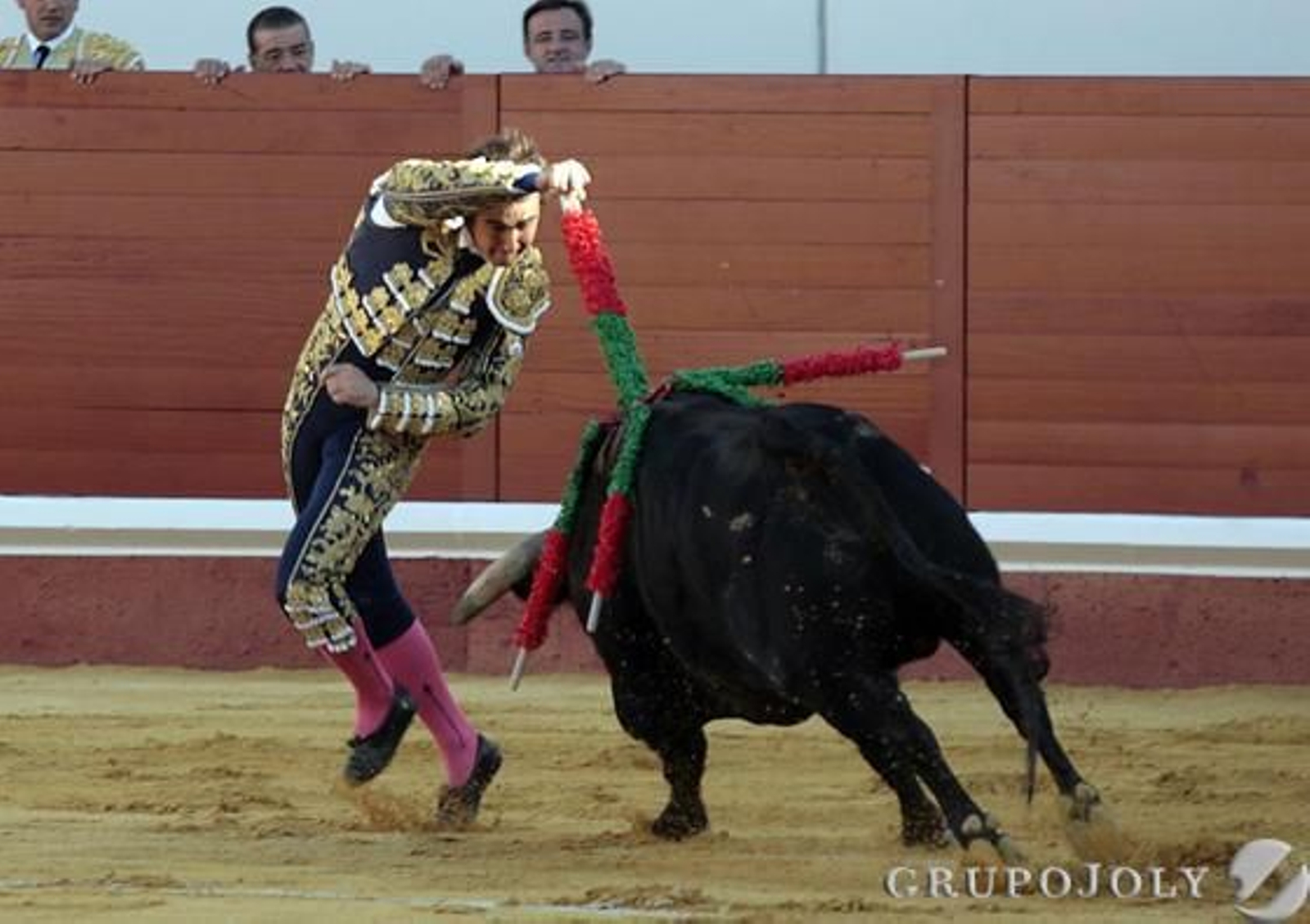 El Fandi con el primer toro de la tarde.

Foto: Juan Carlos Muñoz