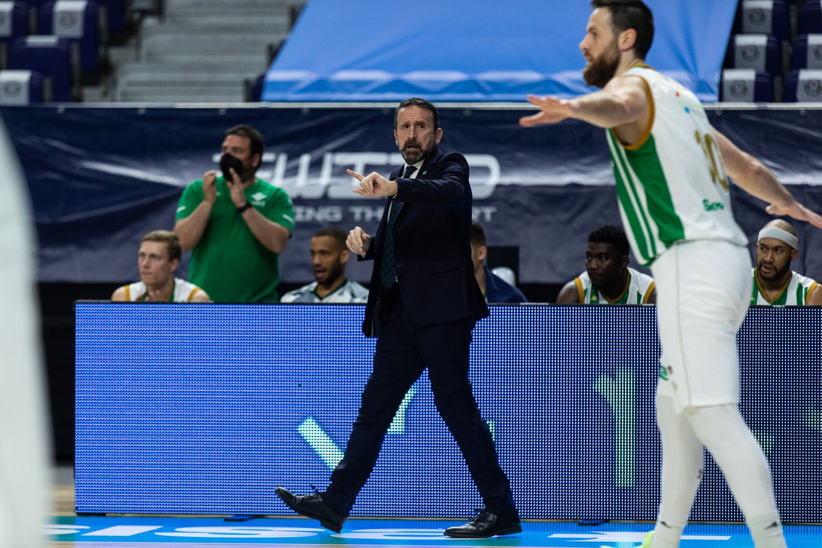 Plaza da instrucciones a sus jugadores ante Pablo Almazán en el Wizink Center.
