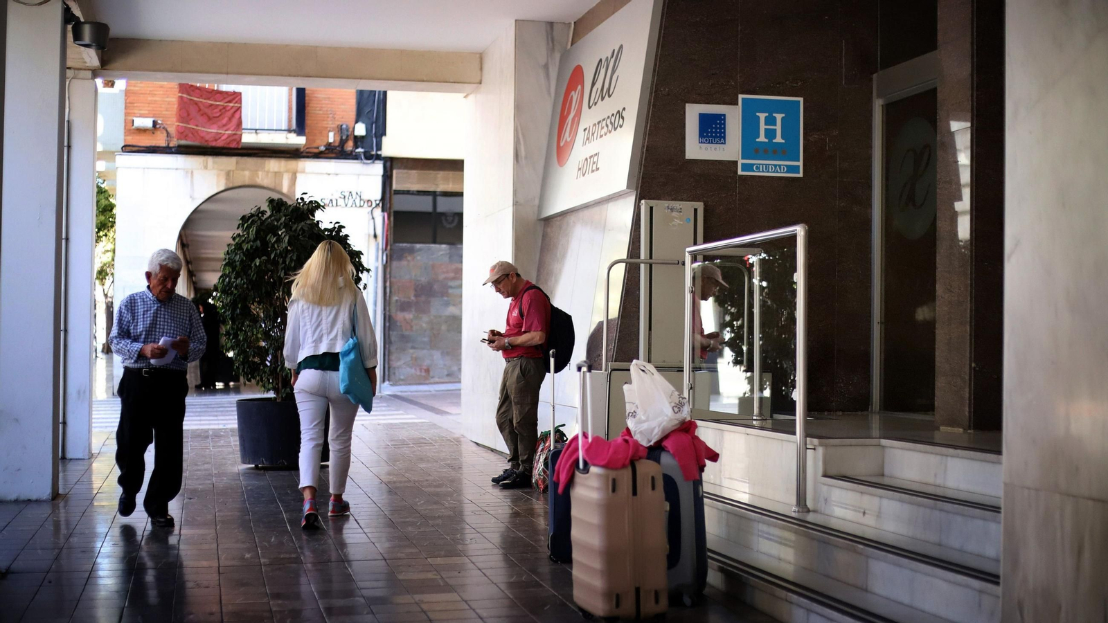 Maletas esperan a las puertas del Hotel Tartesos