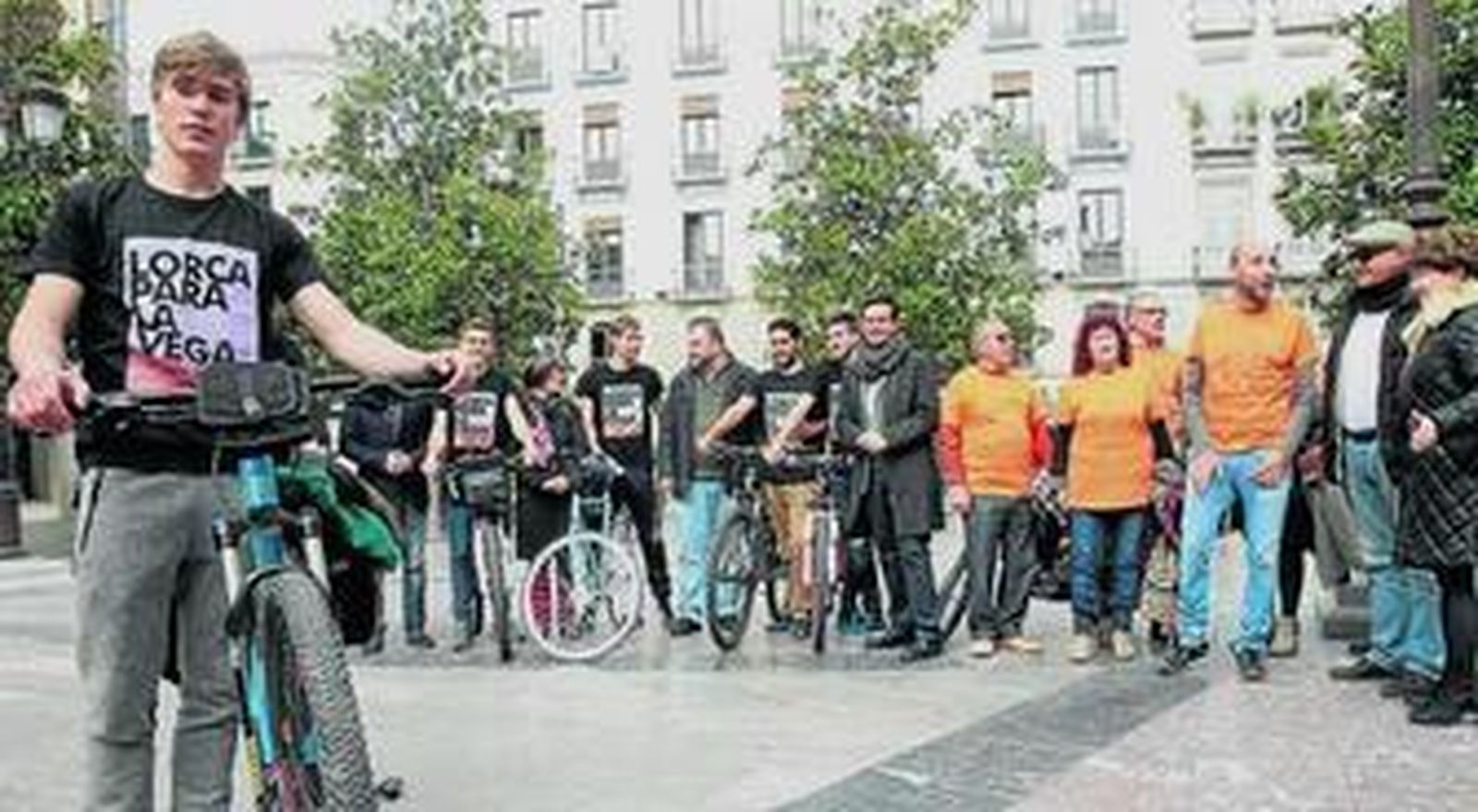 Todos los partidos políticos del Ayuntamiento y UGT apoyaron ayer a los participantes en esta ruta solidaria.