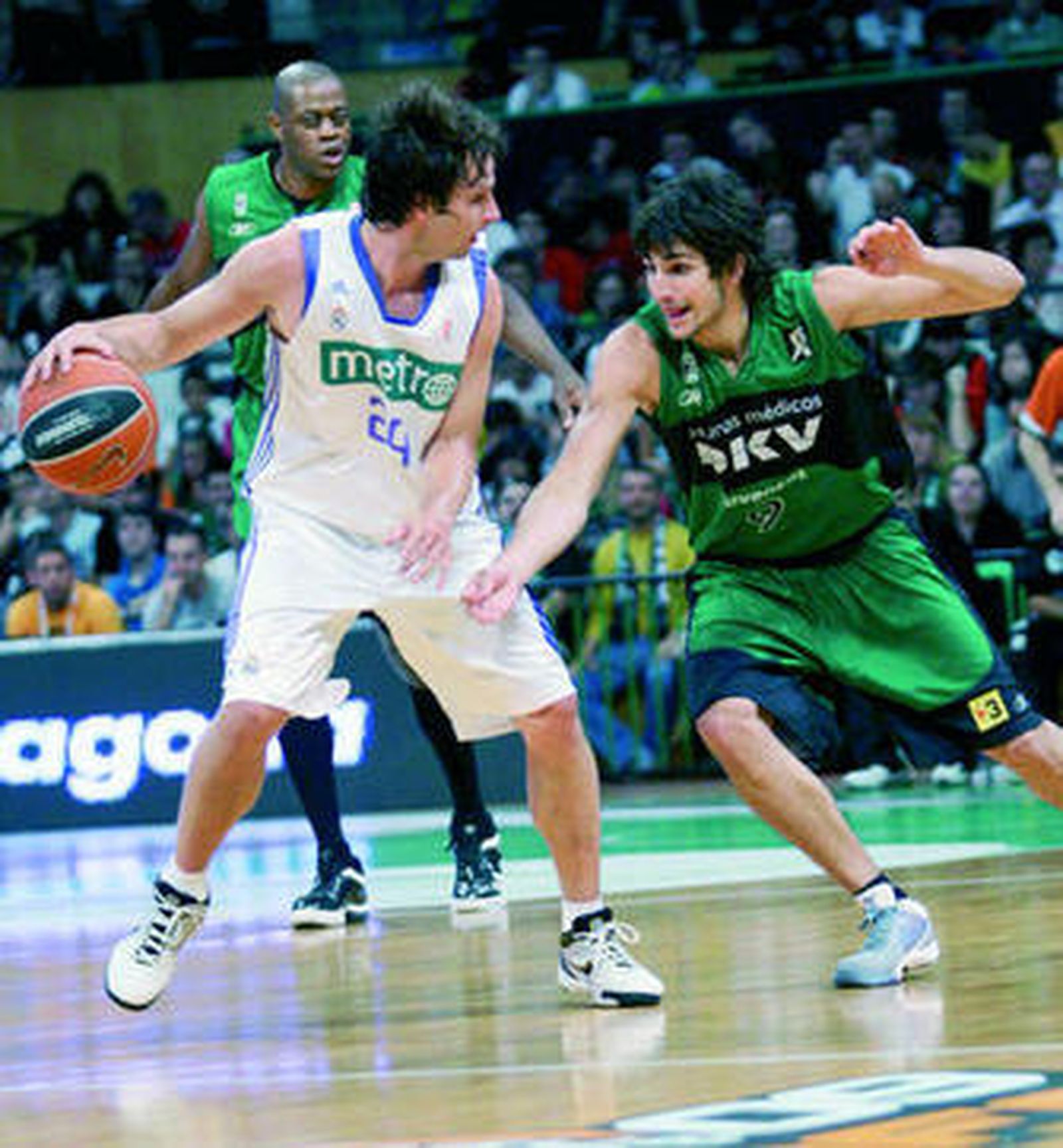 Raúl López protege el balón ante la defensa de Ricky Rubio, ayer.