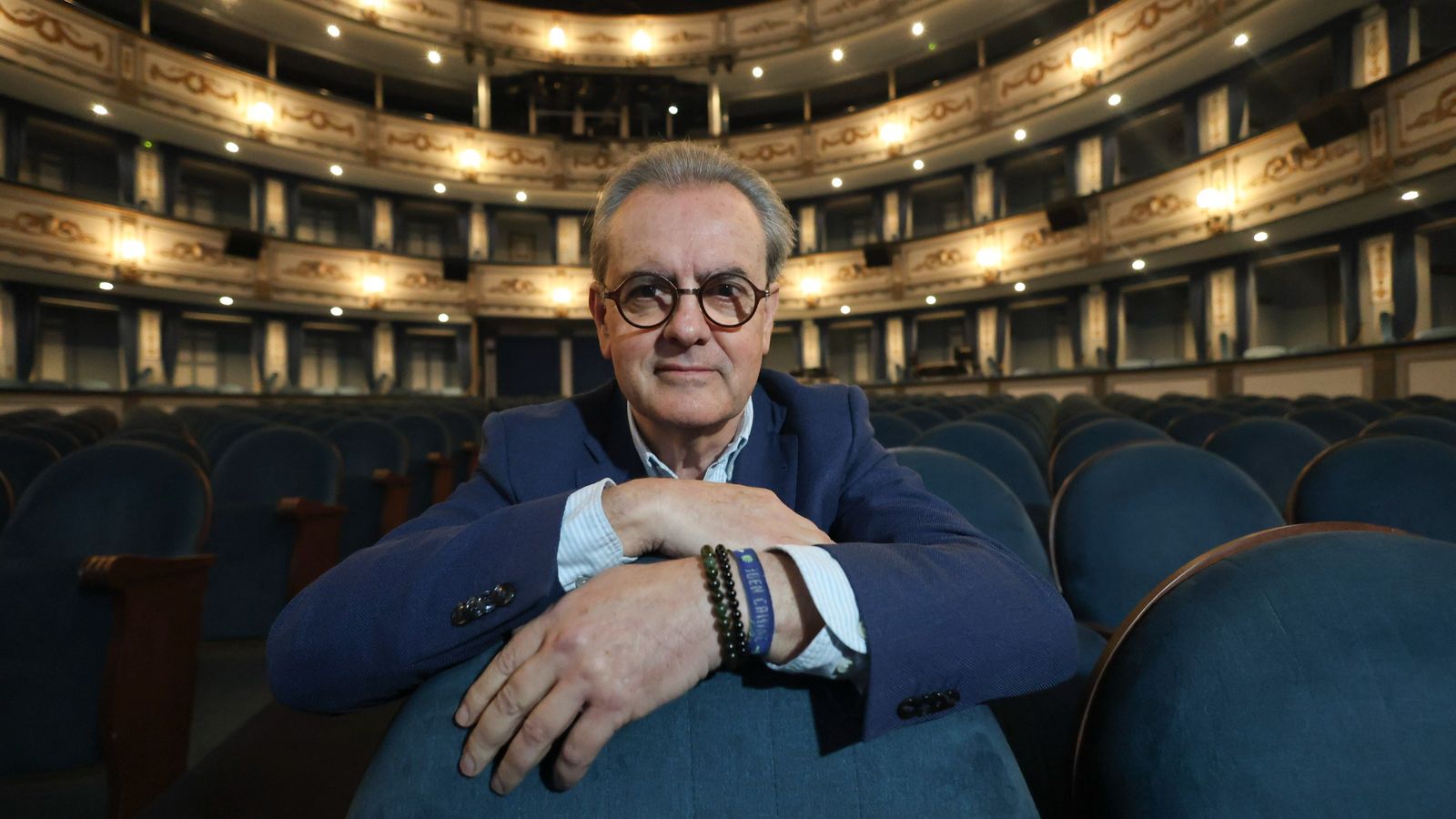 El director de Málaga Procultura y del Teatro Cervantes posa en el patio de butacas.