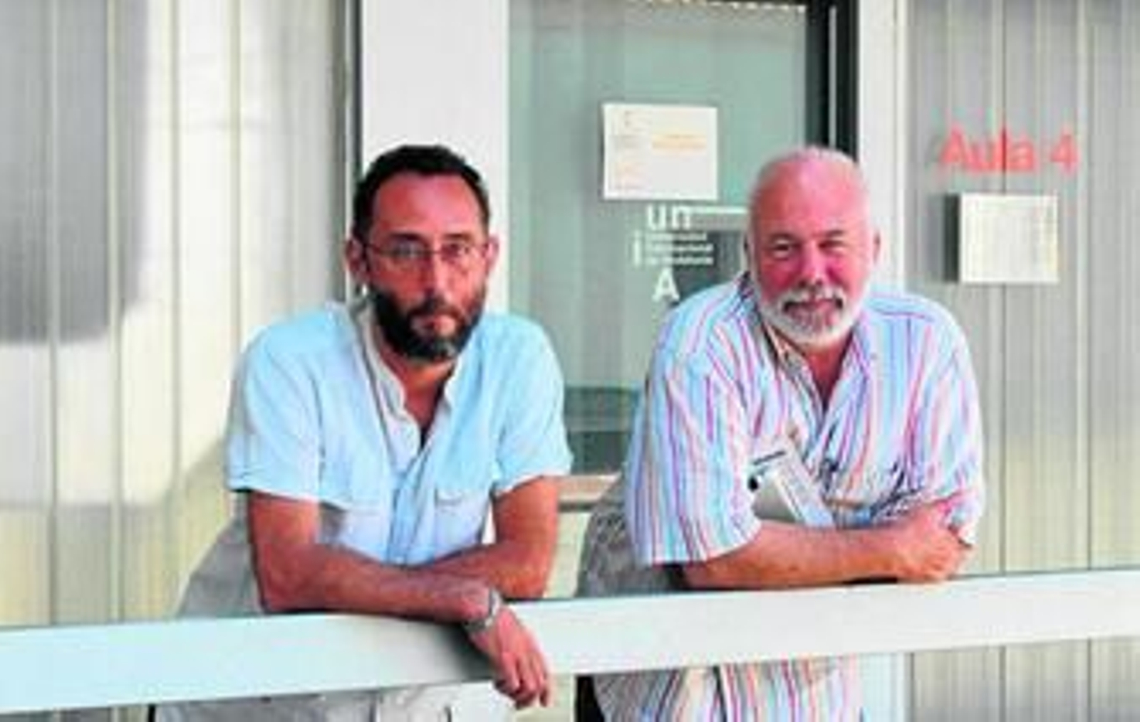 El 'free lance' José Naranjo junto al corresponsal Ramón Lobo, ayer, en la sede de la UNIA en La Rábida.