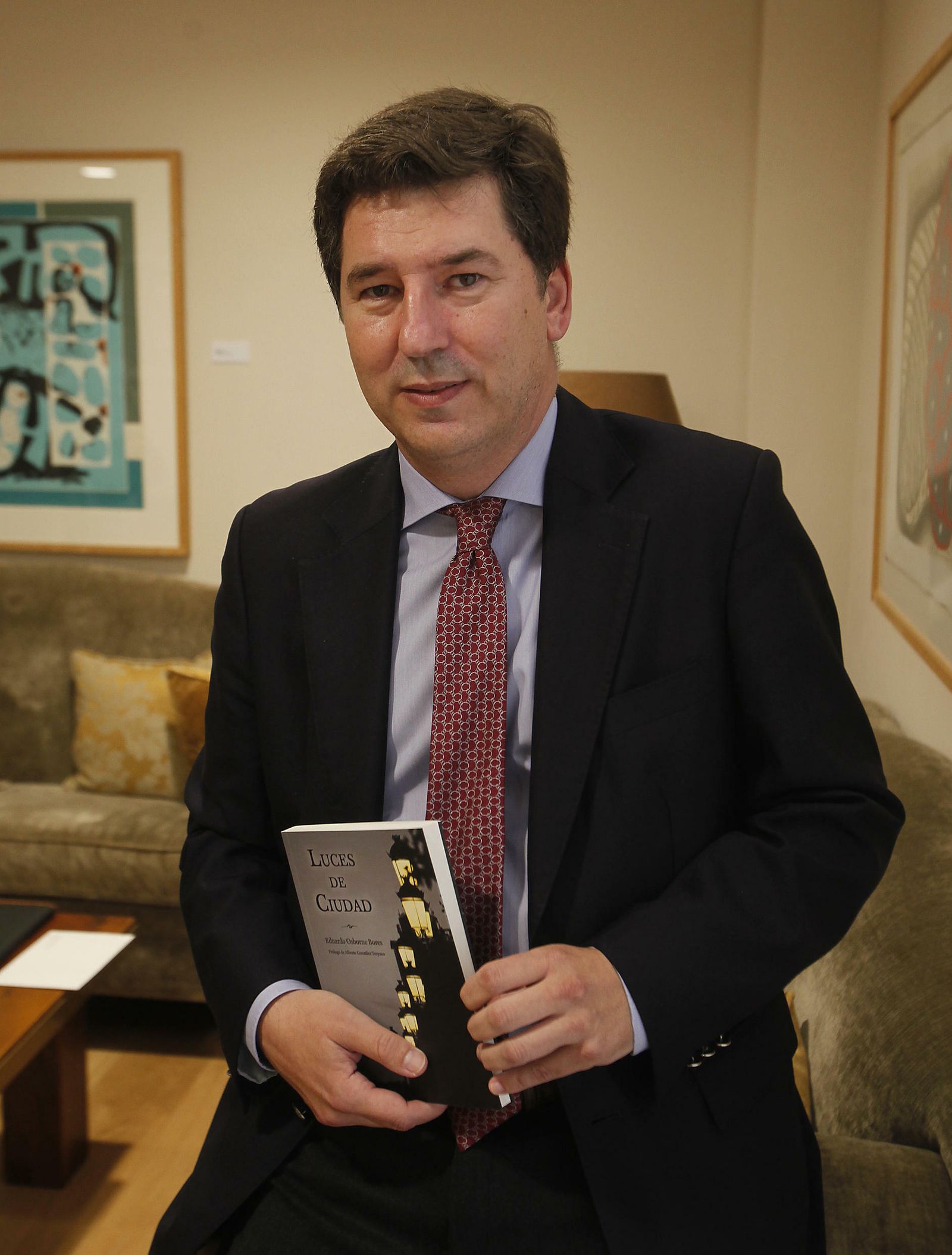 Eduardo Osborne Bores con su libro.