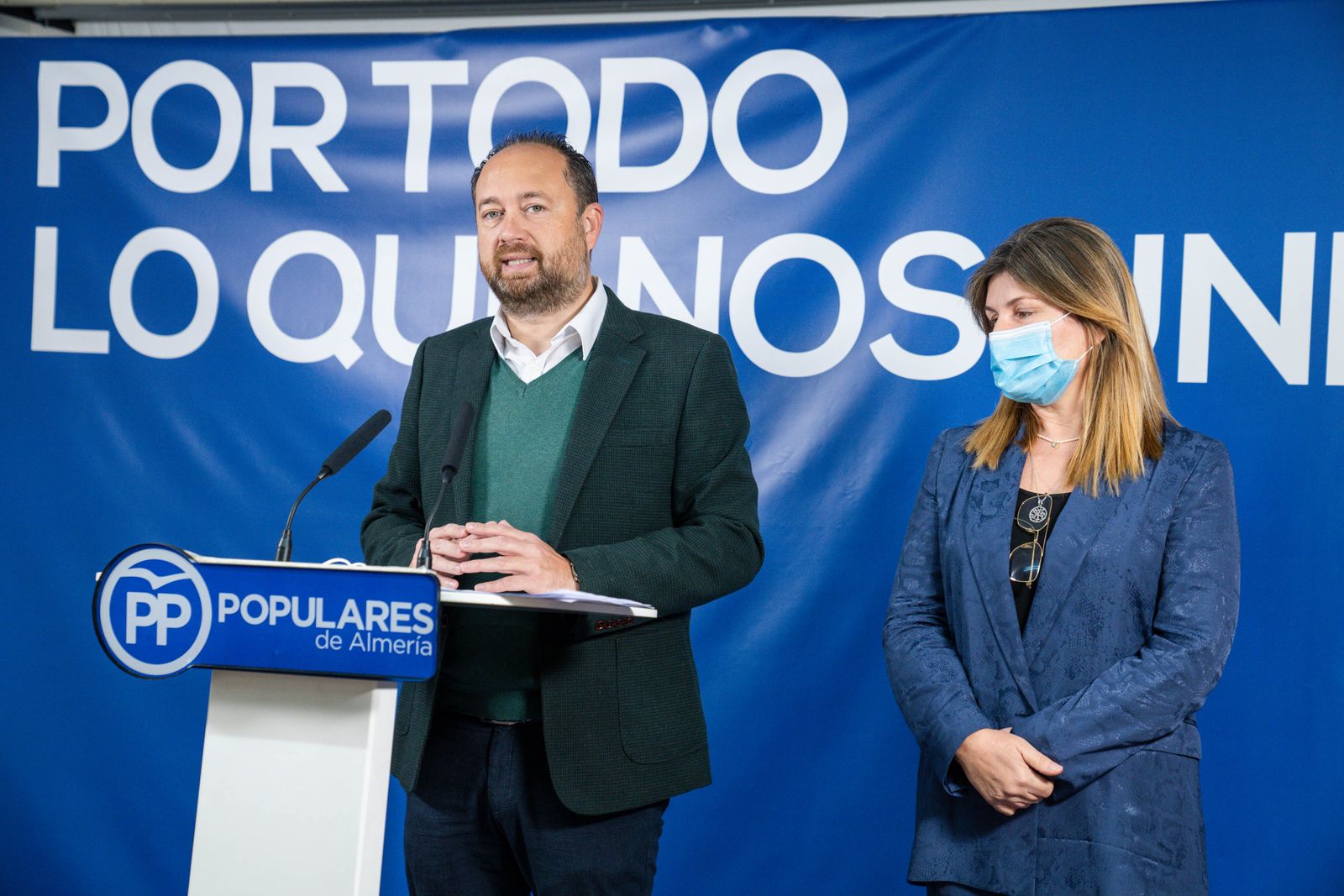 Ramón Herrera y Rosalía Espinosa durante la rueda de prensa en la sede del PP de Almería.