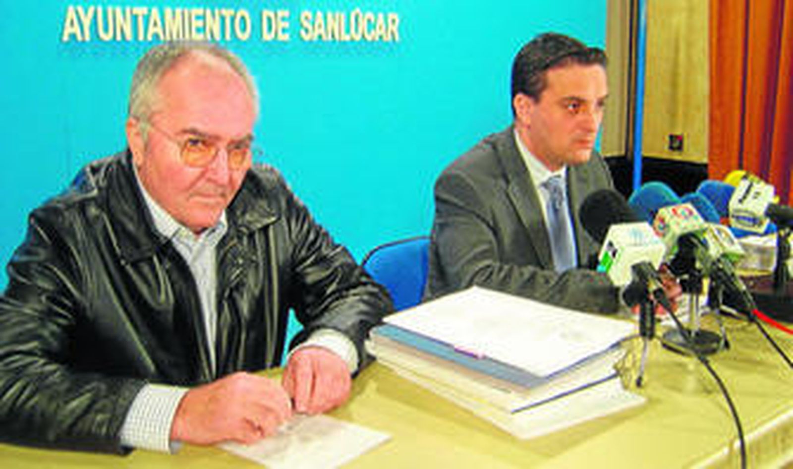 Alfonso Rodríguez cuando era gerente de Urbanismo, con el ex alcalde en funciones de Sanlúcar Rafael Rubio.