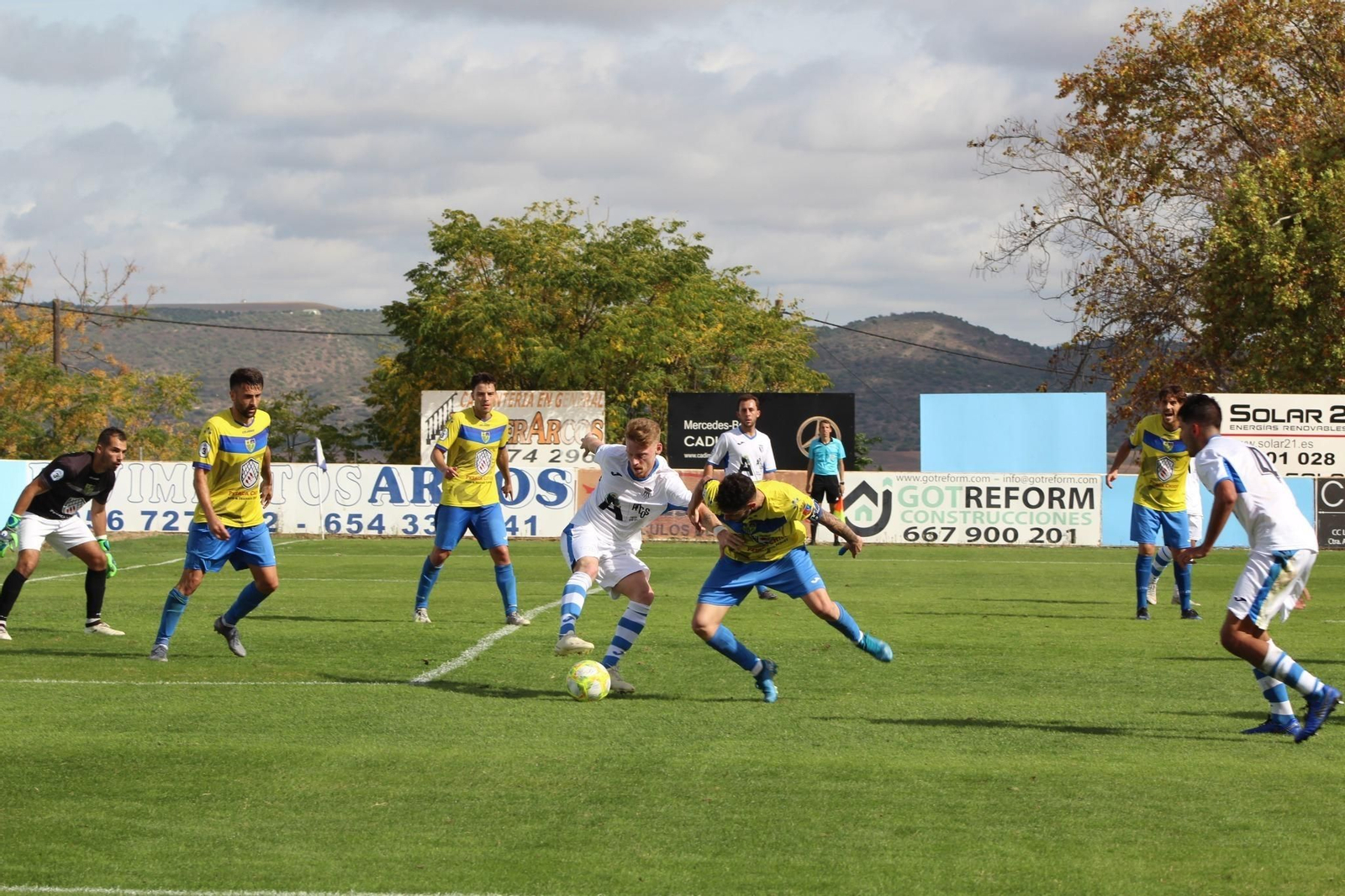 Pese a no completar un buen partido, el conjunto amarillo igualó este jueves en el Antonio Barbadillo (1-1).