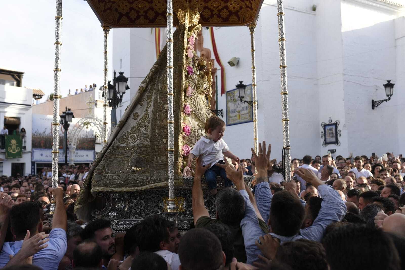 La Virgen del Rocío avanza por las calles de Almonte, en imágenes