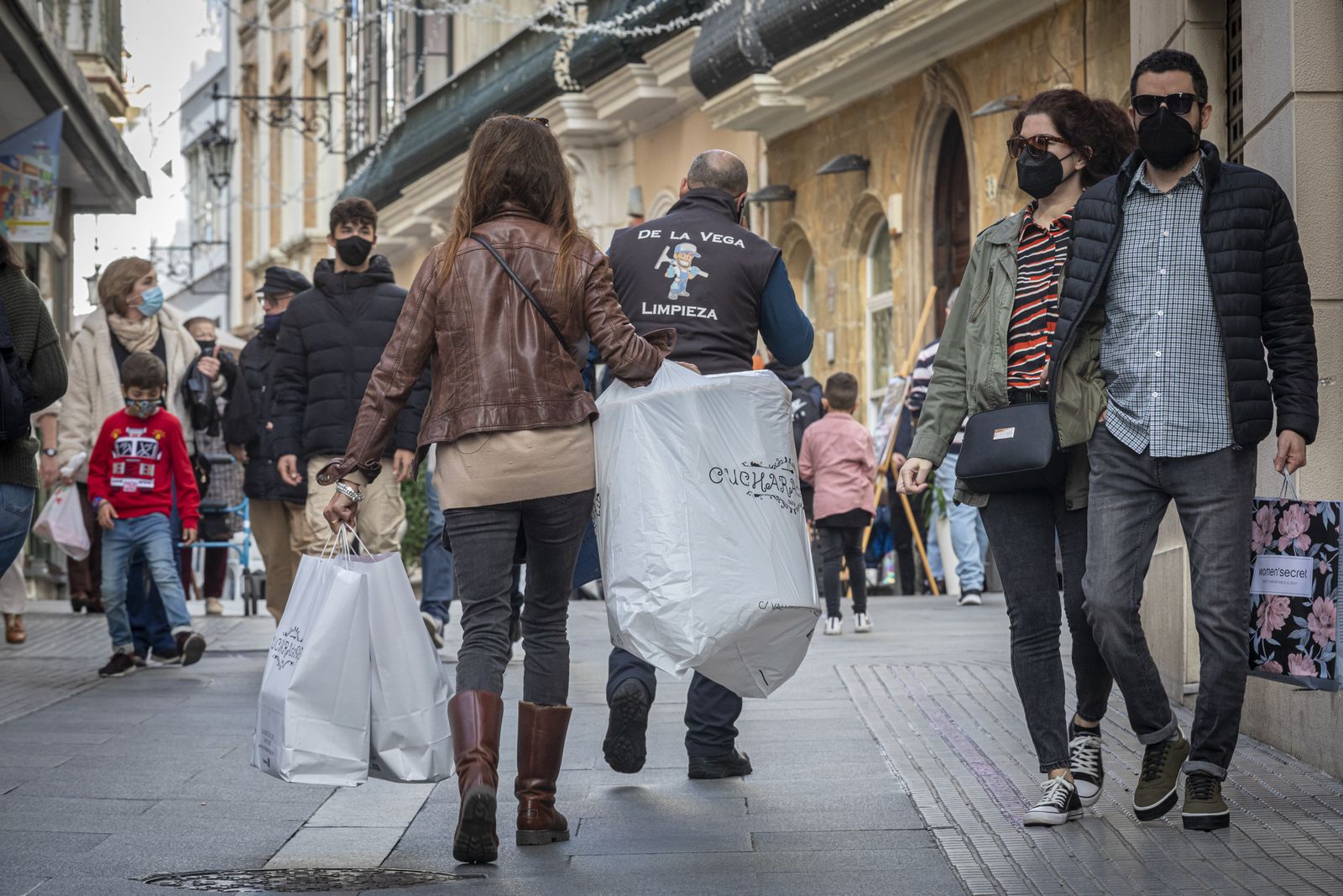 Día de compras en la confluencia de las calles Novena con Ancha.