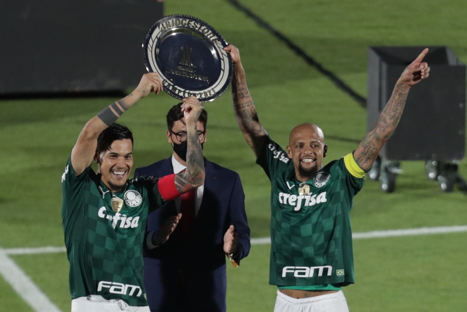 Gustavo Gómez y Felipe Melo celebran el título sudamericano.
