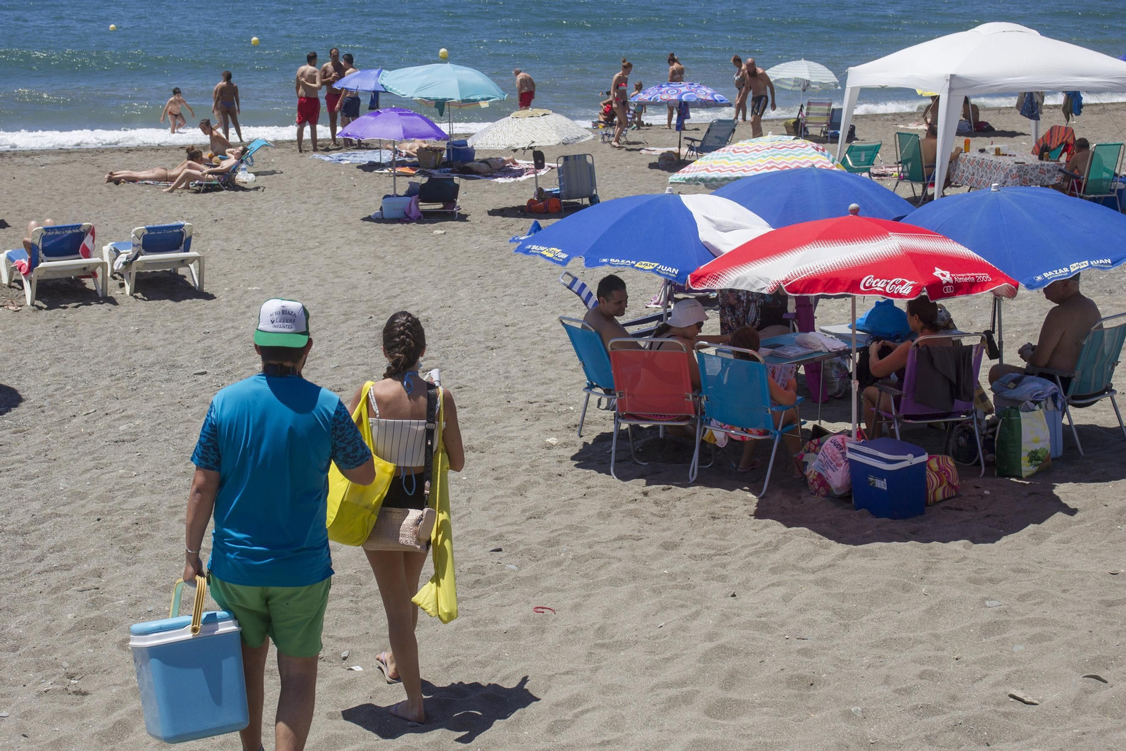 Lleno absoluto este domingo en las playas malagueñas, en fotos