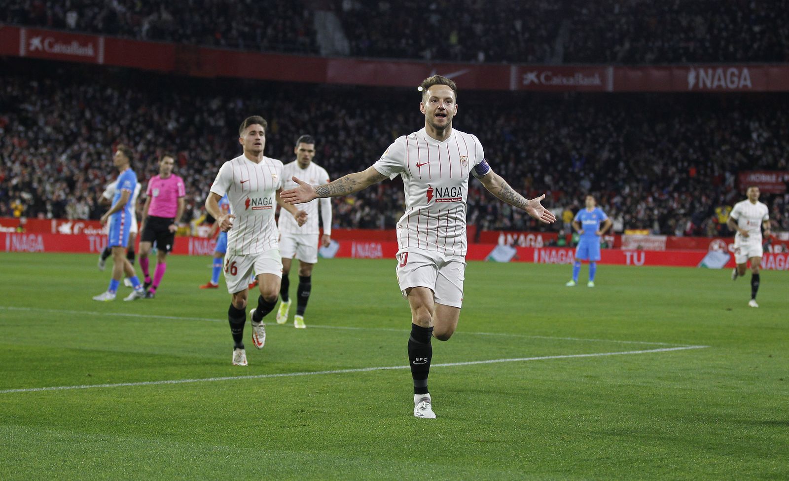 Rakitic celebra su gol al Atlético.