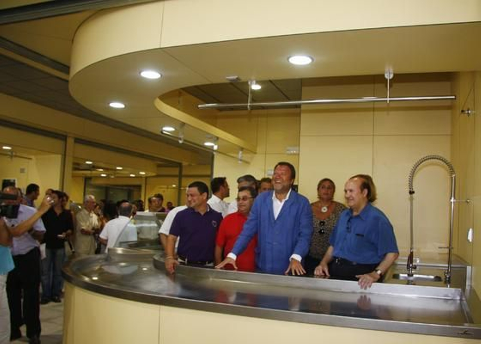 El alcalde de Sevilla, Alfredo Sánchez Monteseirín, durante su visita al nuevo mercado de la Encarnación.

Foto: Victoria Hidalgo