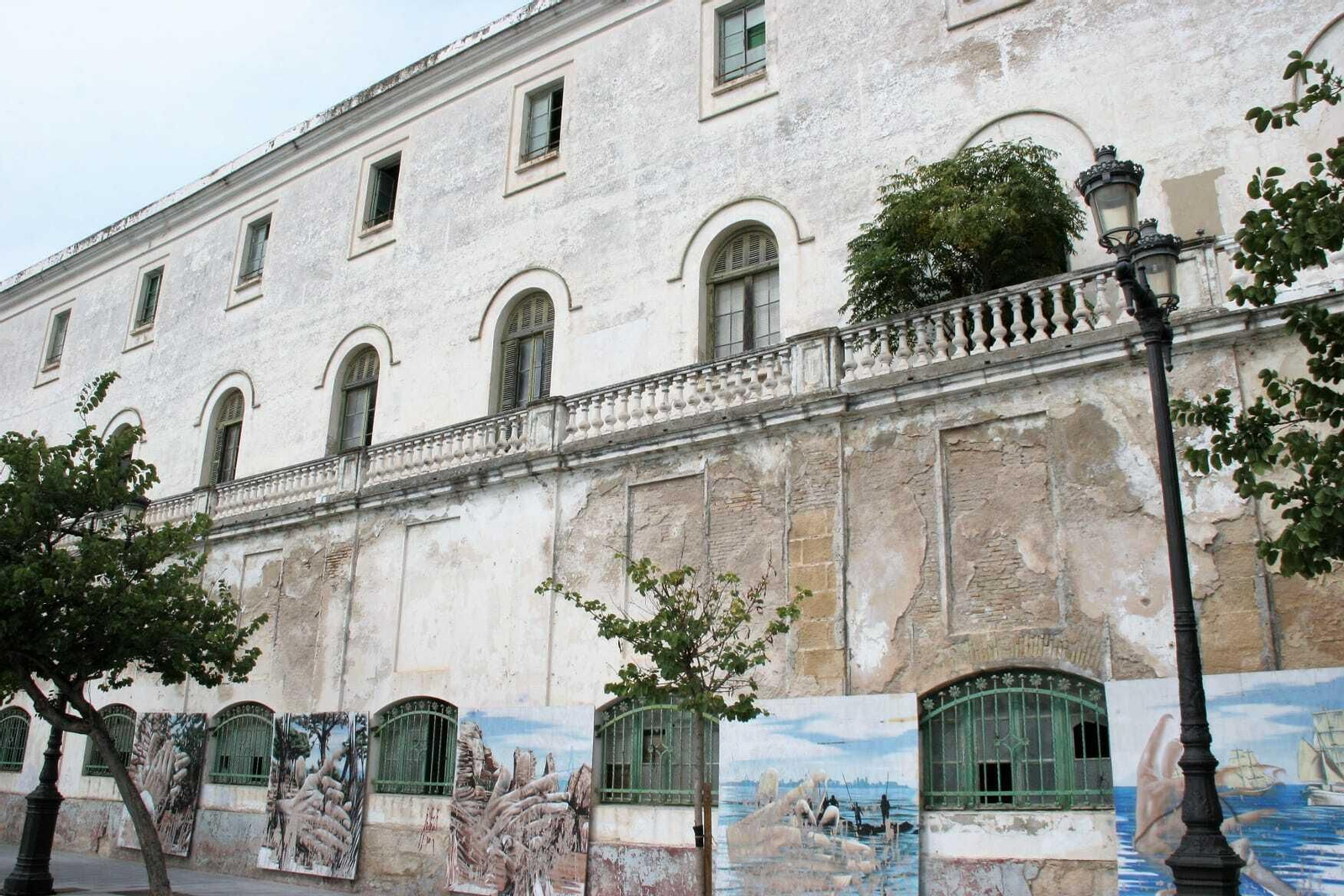Una imagen de la fachada del antiguo hospital que da a la avenida de la Bajamar.