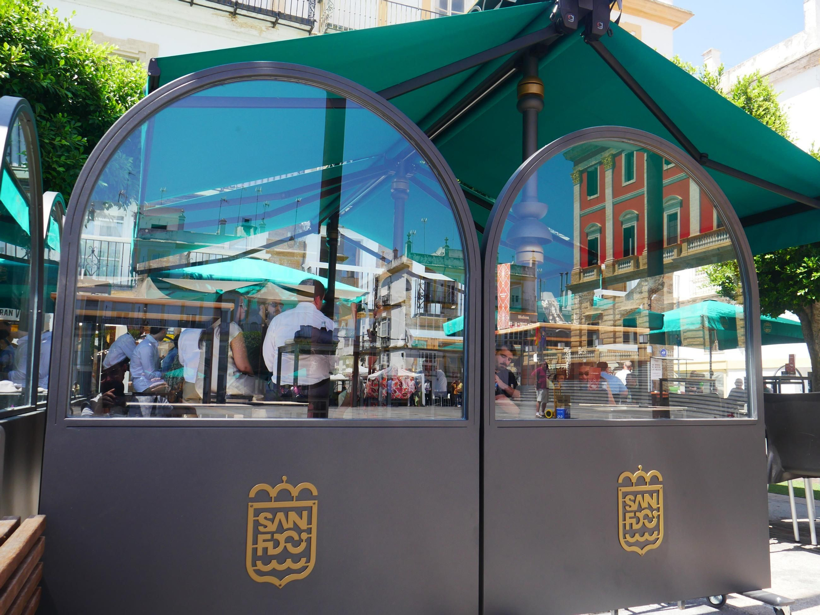 Detalle de los veladores instalados en este céntrico espacio.