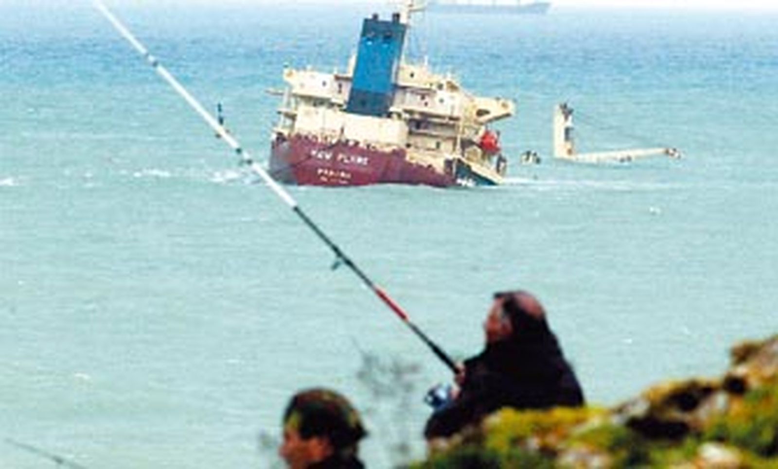 Las fugas del 'New Flame' generan 11 toneladas de residuos en Algeciras