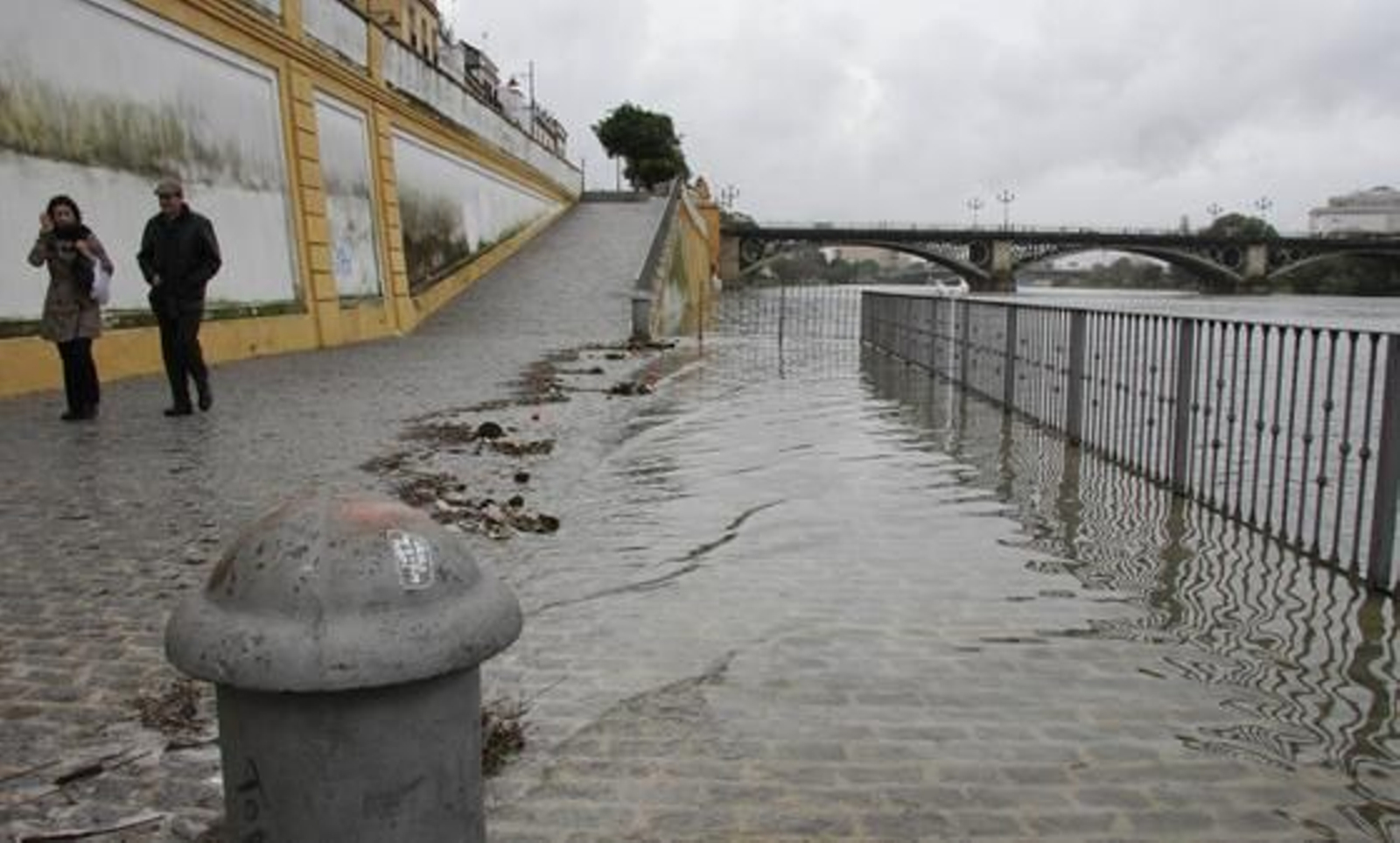 El agua del Guadalquivir cubre las zonas más bajas del embarcadero de la calle Betis en Triana.

Foto: B.Vargas
