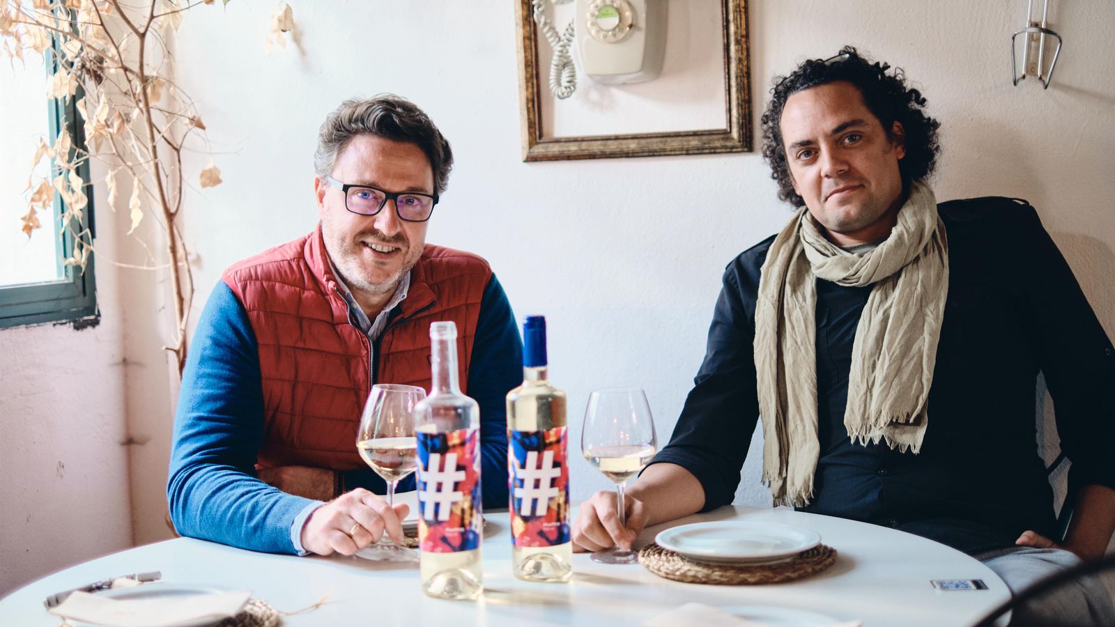 El sumiller José María López y el enólogo Ángel Domínguez, promotores del vino #Hashtag.