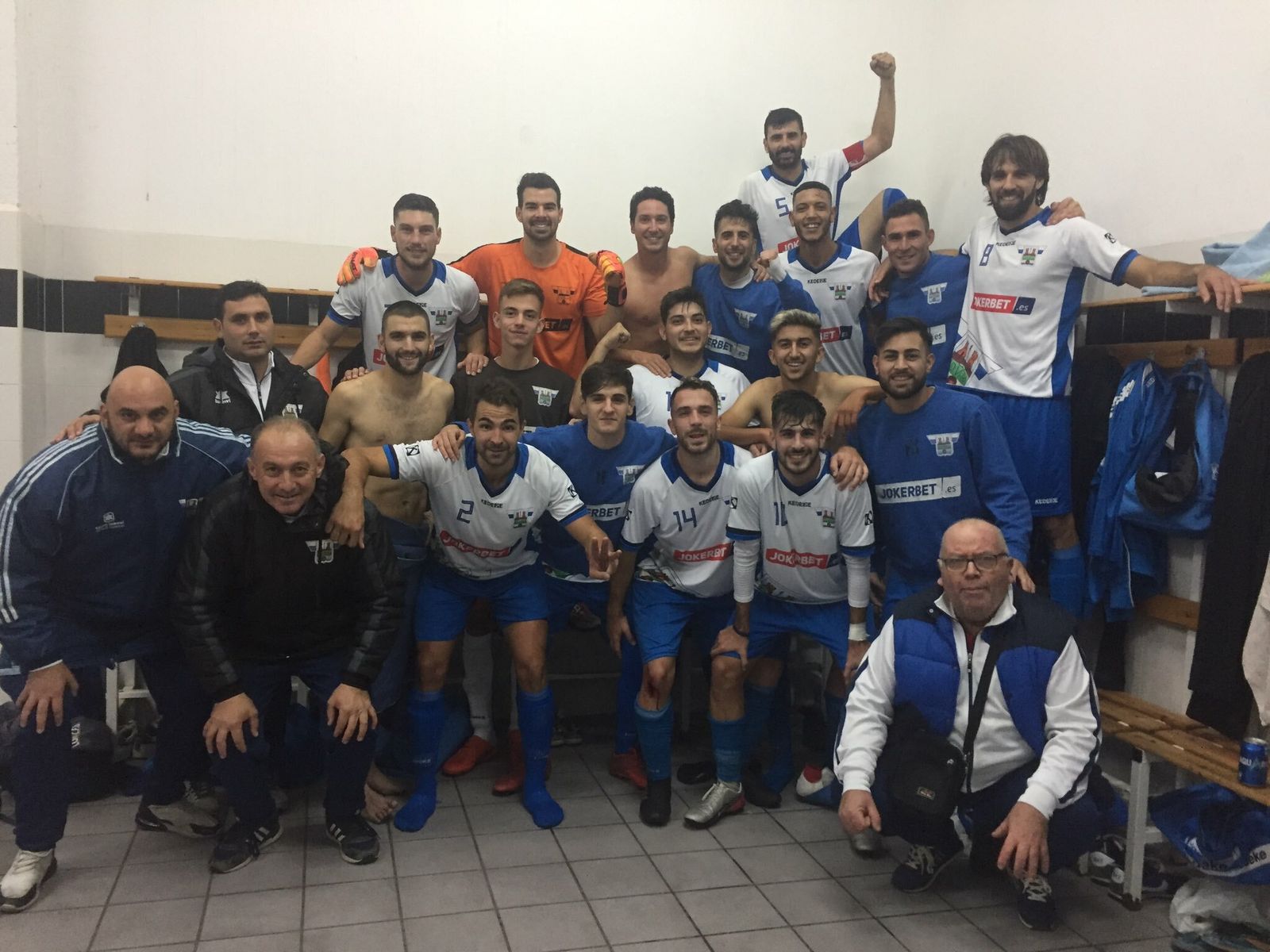 Jugadores veratenses celebrando el triunfo en el vestuario.
