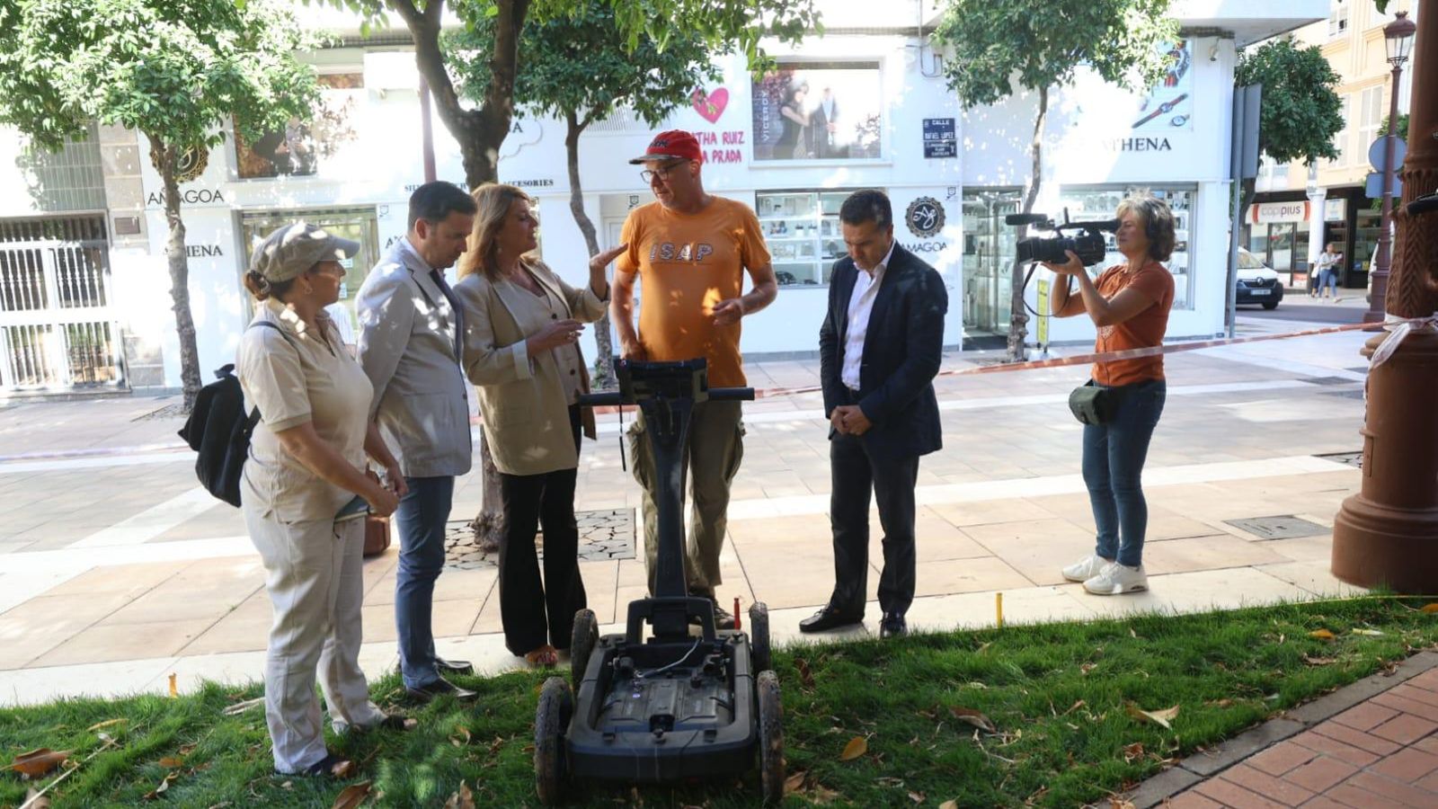 Pilar Miranda, Nacho Molina, Felipe Arias y Olga Guerrero con el operario del rádar