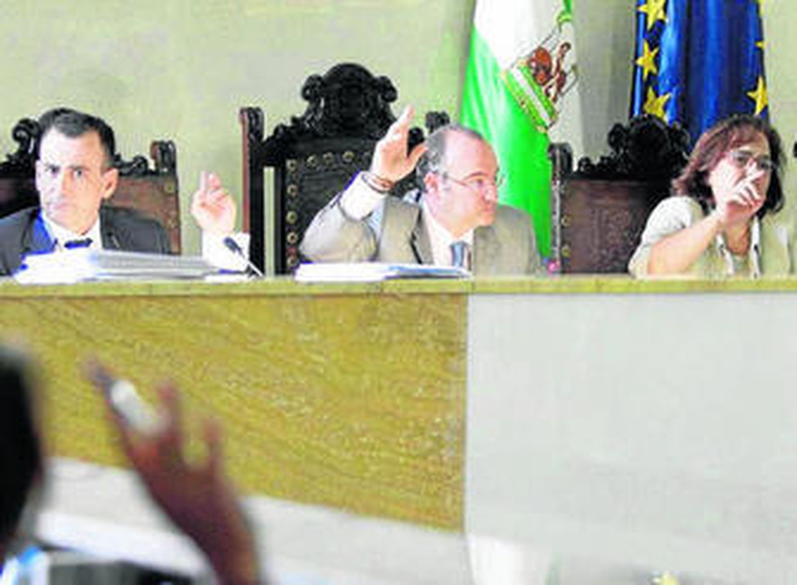 Venzal, Luis Rogelio y Muñiz durante la sesión plenaria.
