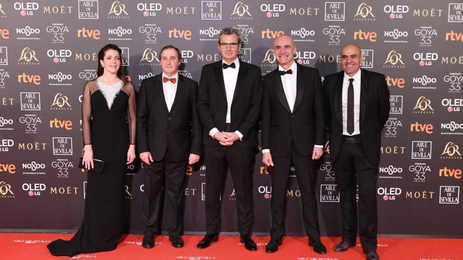 Antonio Muñoz, en la alfombra roja de los Premios Goya, junto a los responsables de la Academia del Cine.