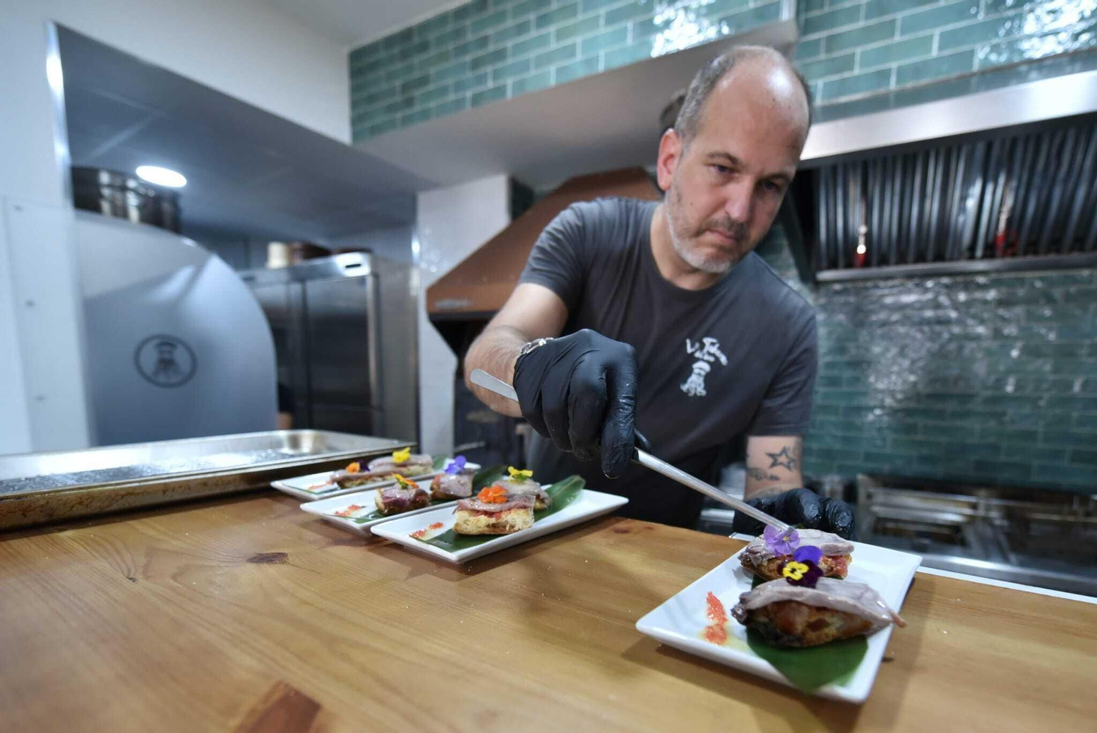 Un camarero sirve una de las tapas de la Ruta del Atún de Algeciras, este viernes.