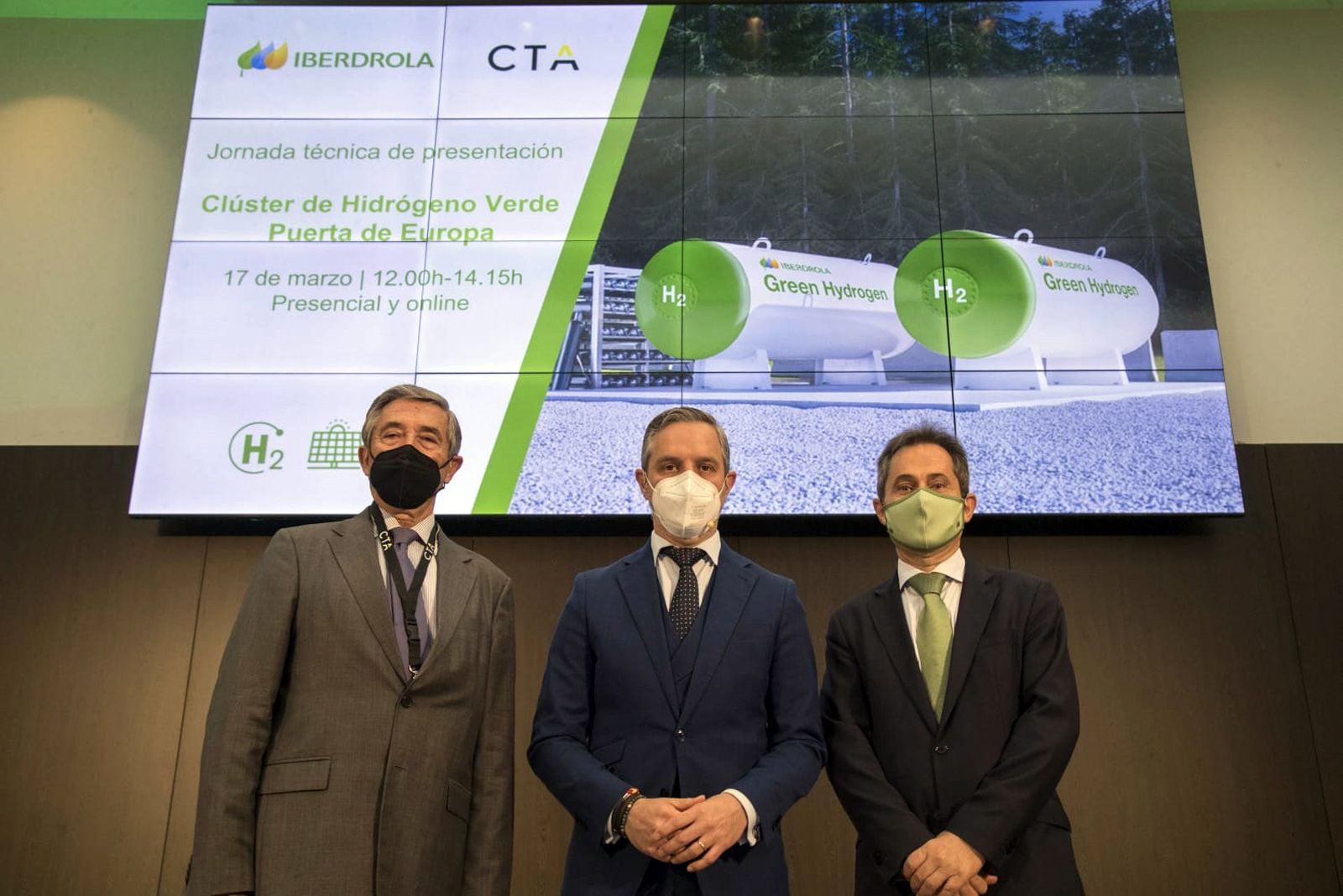De izquierda a derecha, Francisco Mochón (CTA), el consejero de Hacienda, Juan Bravo y Antonio Fernández (Iberdrola)