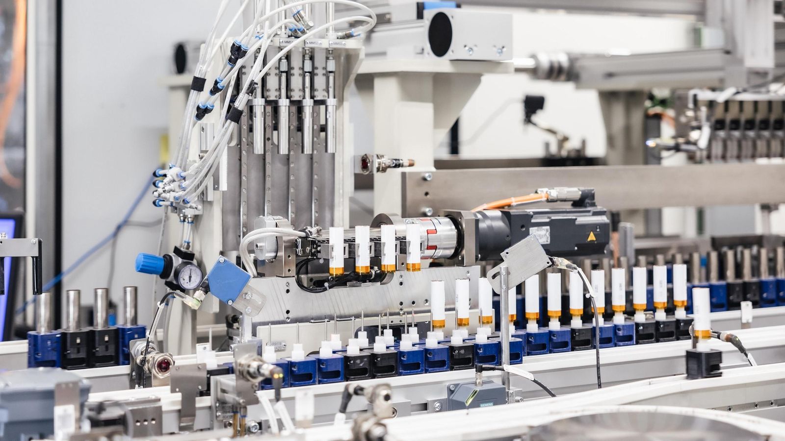 Los costes de producción son una de las ventajas de las celdas cilíndricas frente a otras, sin embargo, las baterías conformadas con ellas tienen peor densidad energética, implican desarrollos más complejos de gestión térmica o exigen mayor número de conexiones con costes más altos de ensamblado.