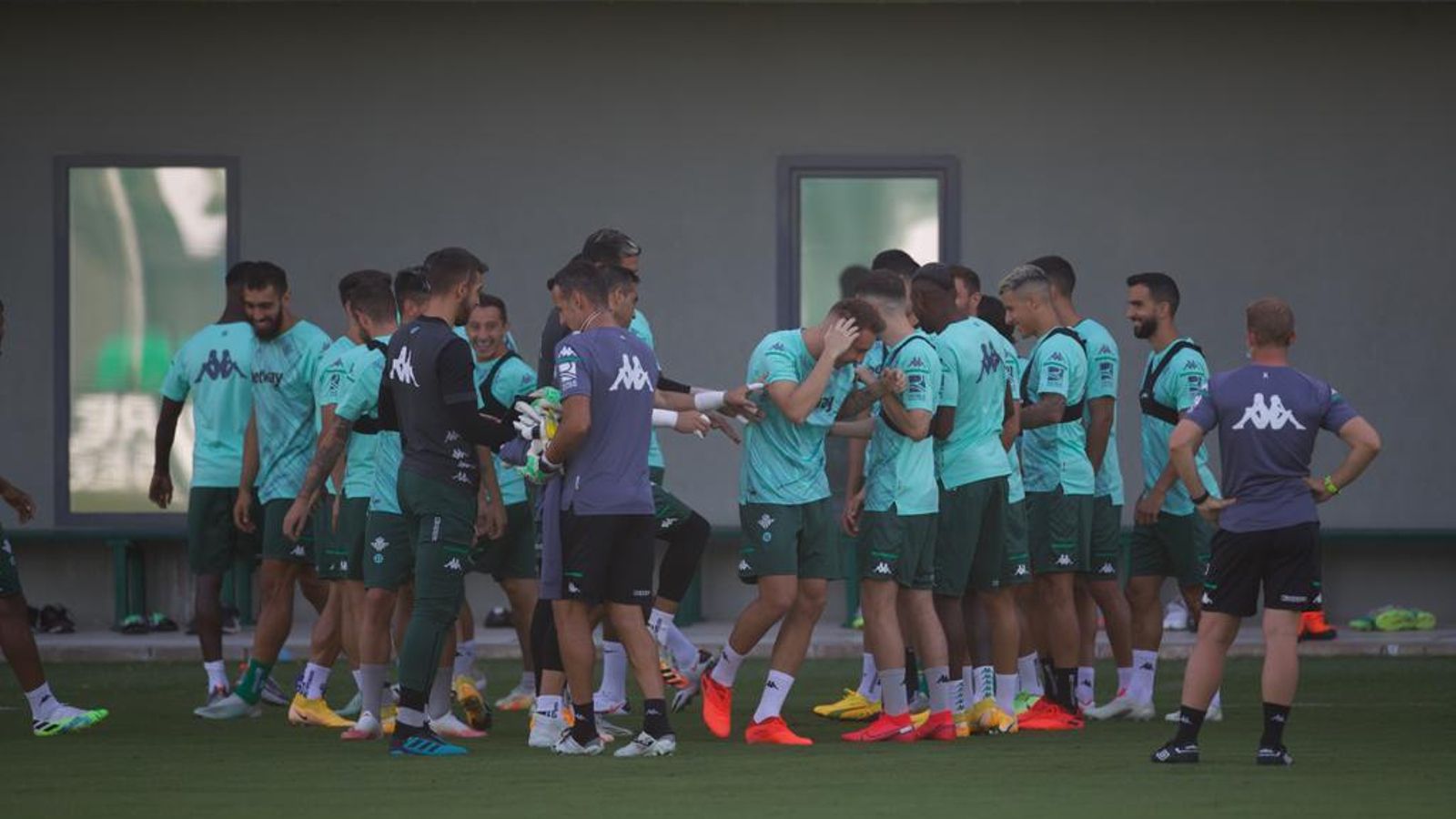 Los jugadores dan la bienvenida a Loren.