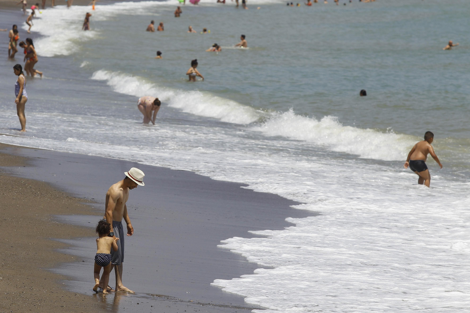 Fotos de la afluencia masiva en las playas de Málaga