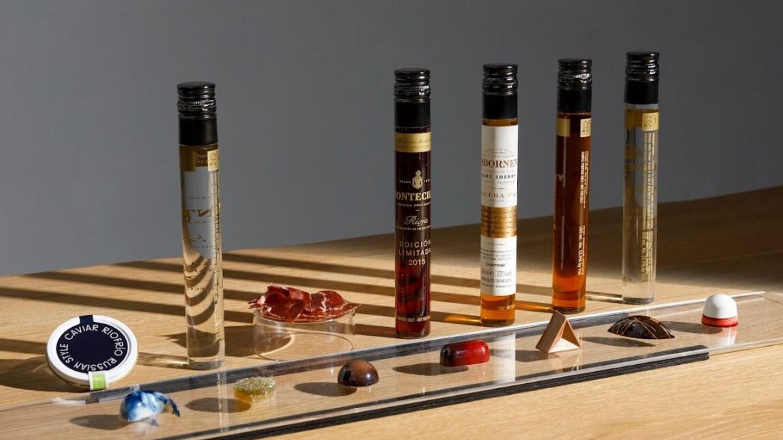 Algunos de los vinos y spirits de Osborne junto a sus maridajes gastronómicos en formato bocado. Algunos de los vinos y spirits de Osborne junto a sus maridajes gastronómicos en formato bocado.