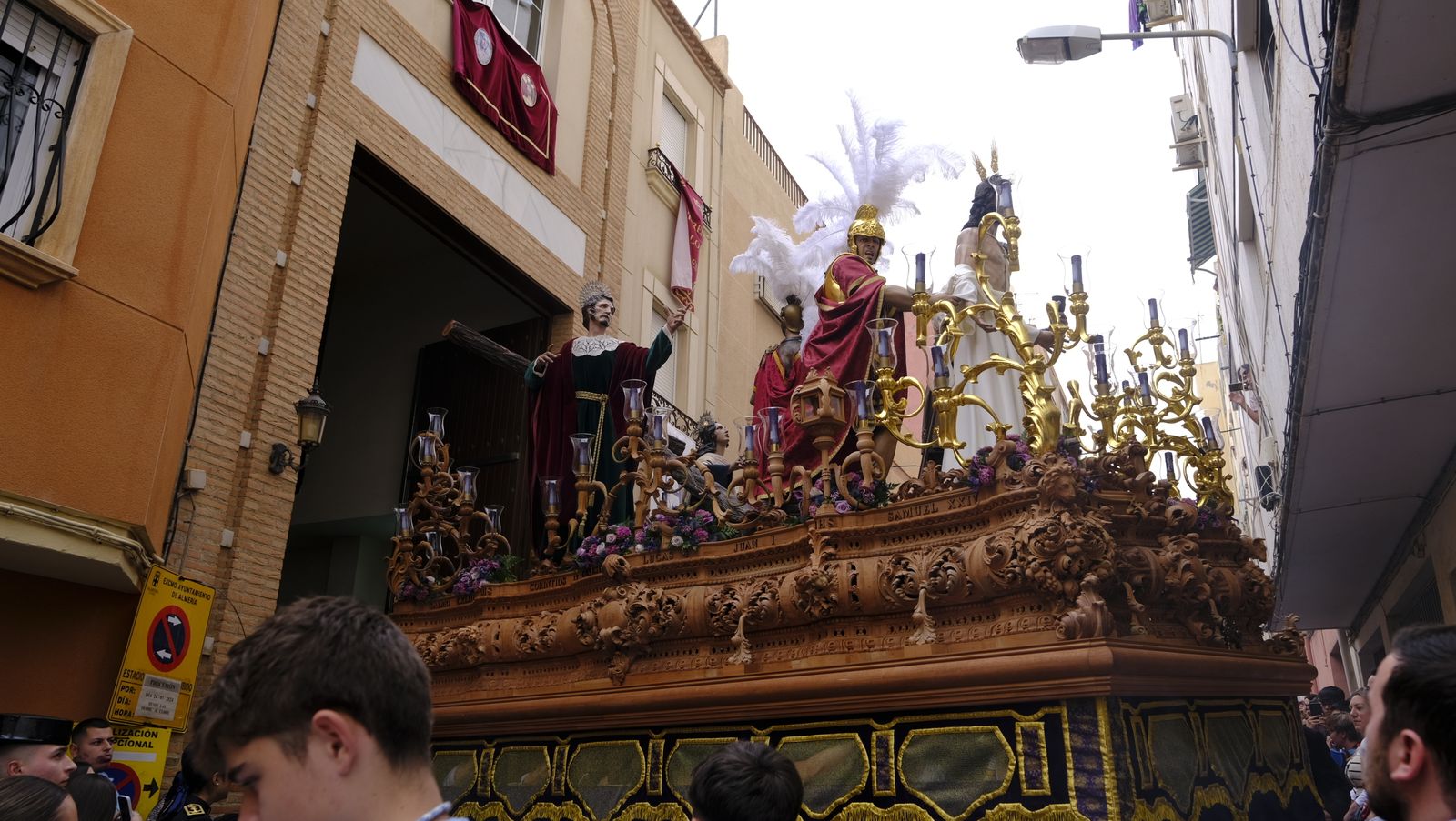 La Procesión de Los Ángeles de sobrepuso a la lluvia, en imágenes