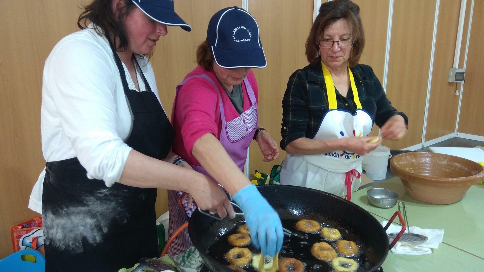 La exposición de productos artesanos también incluía la elaboración de dulces típicos.