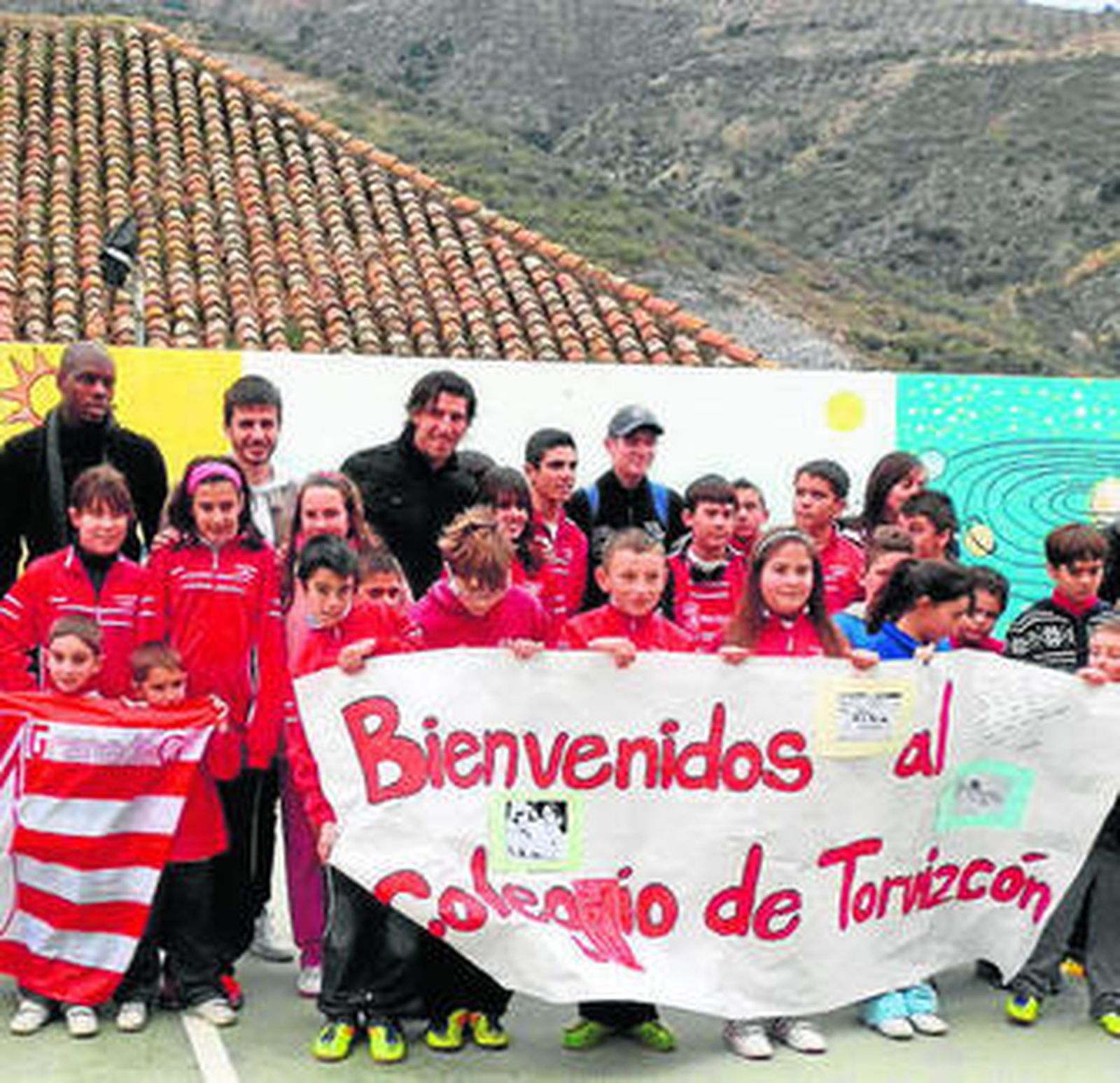 Los futbolistas se fotografiaron con los más pequeños.