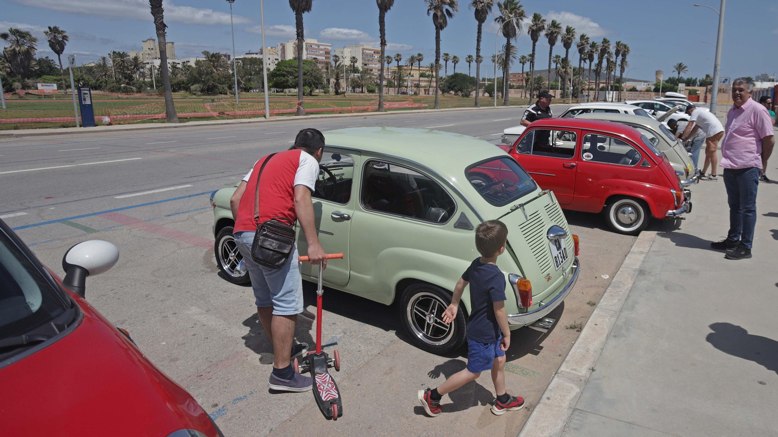 Fotos de la concentración de coches clásicos en La Línea