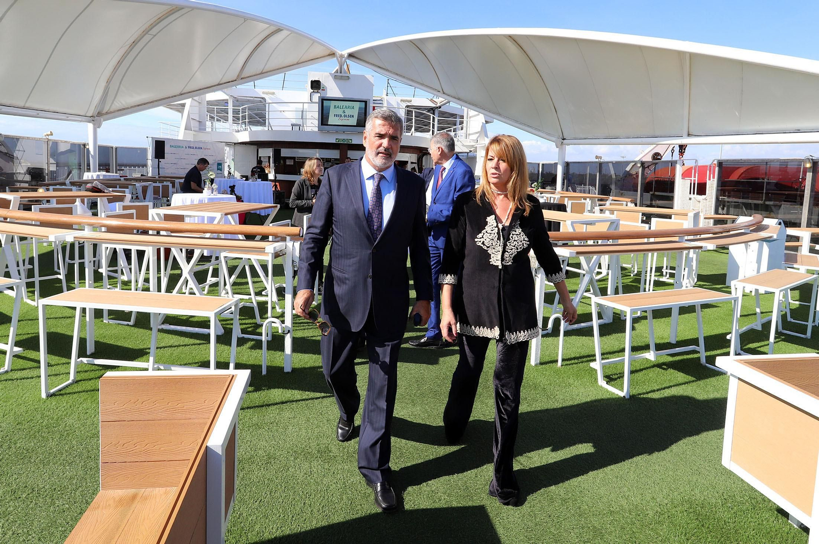 Imágenes de la llegada de un buque de Baleària al Puerto de Huelva