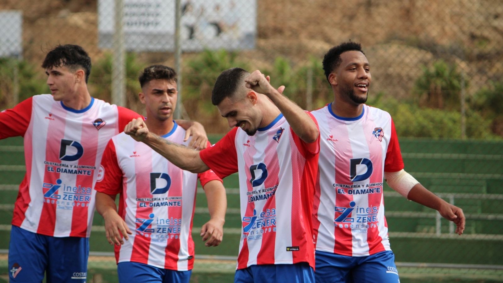 Los jugadores del Poli festejan juntos en el partido contra el Arenas de Armilla.