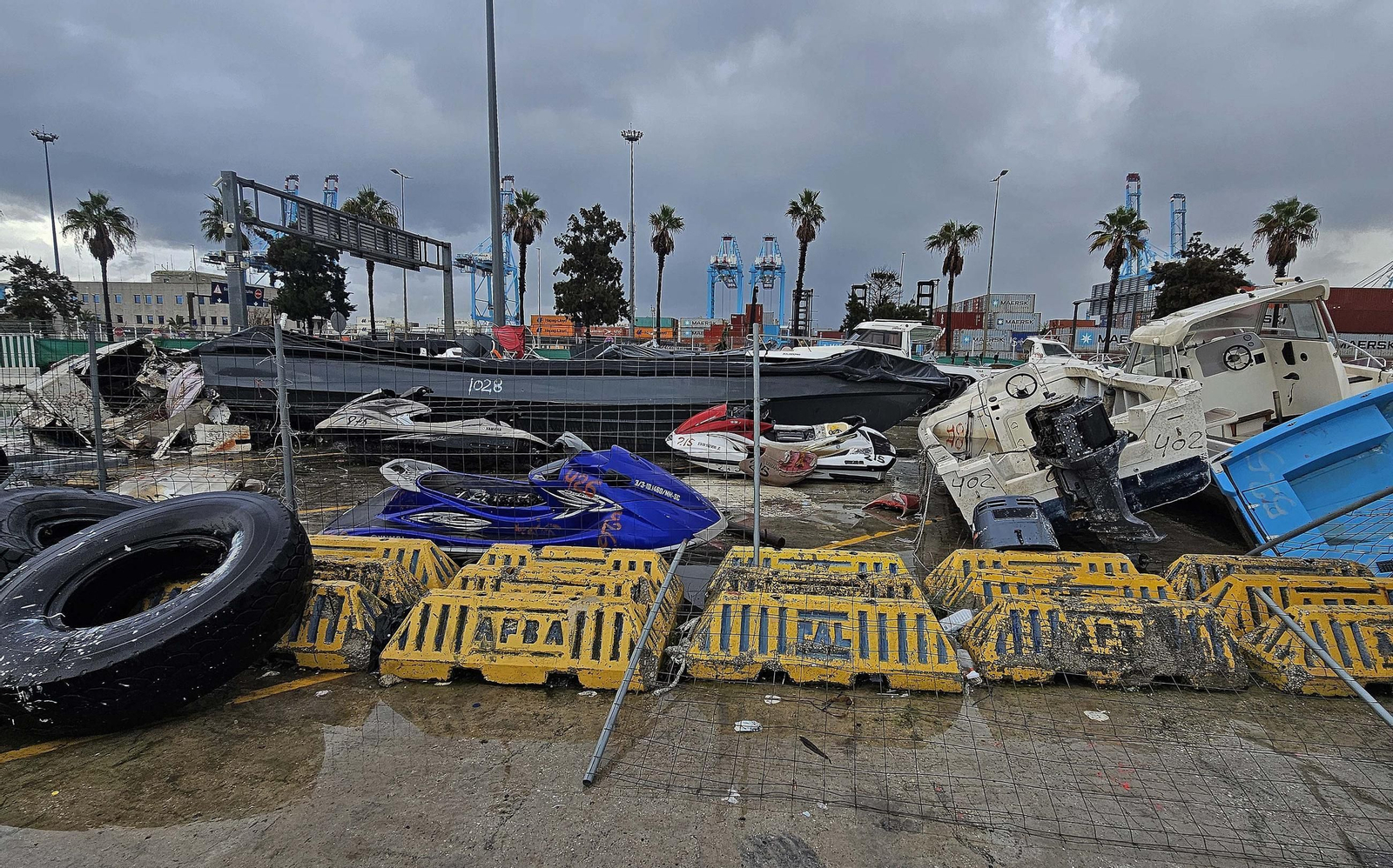 Fotos del hacinamiento de narcoembarcaciones requisadas en el Puerto de Algeciras