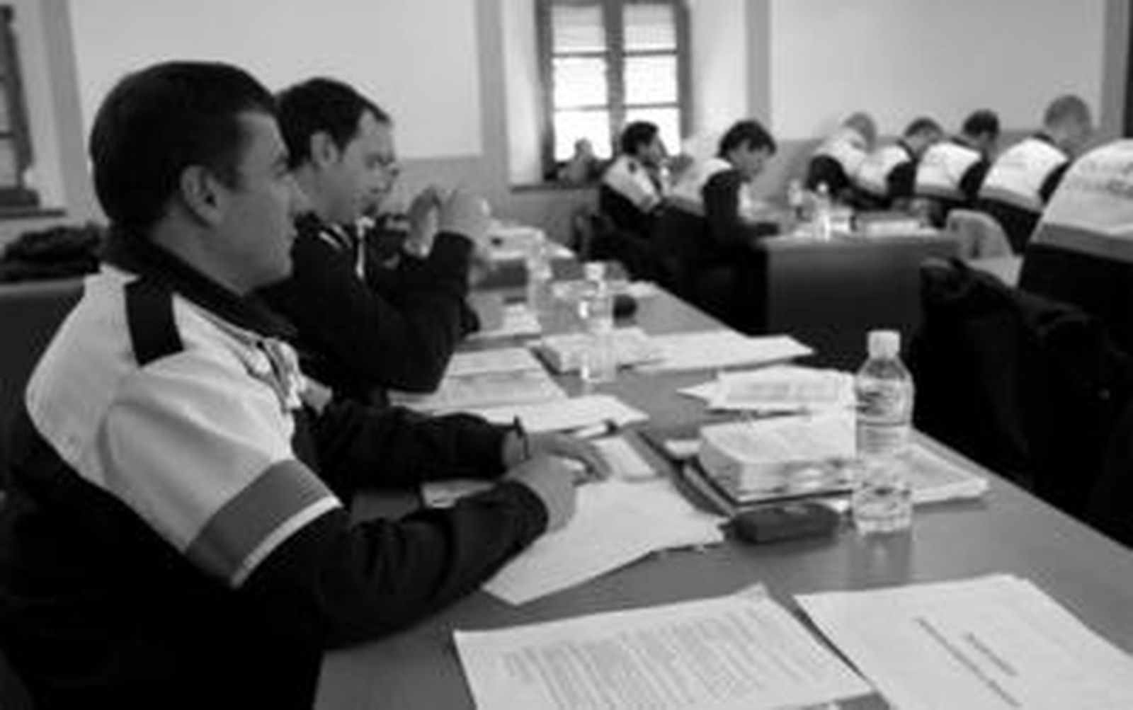 Miembros de la Policía Portuaria durante una de las clases que se imparten en la escuela policial barreña, el pasado jueves.
