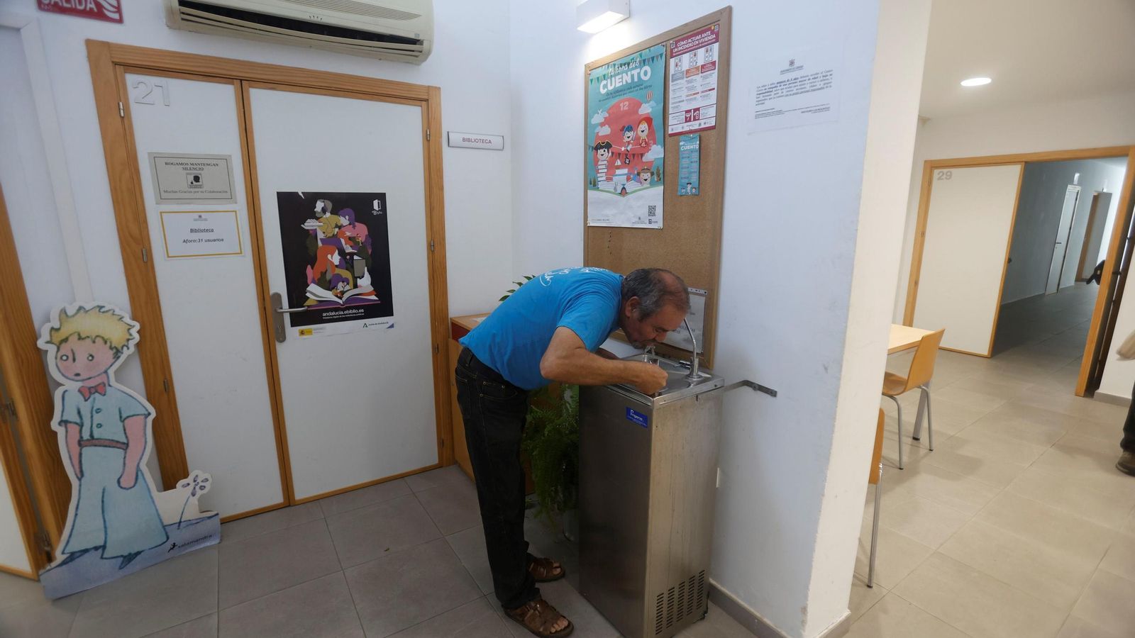 Cristóbal bebe agua en una fuente del centro cívico Vallehermoso.