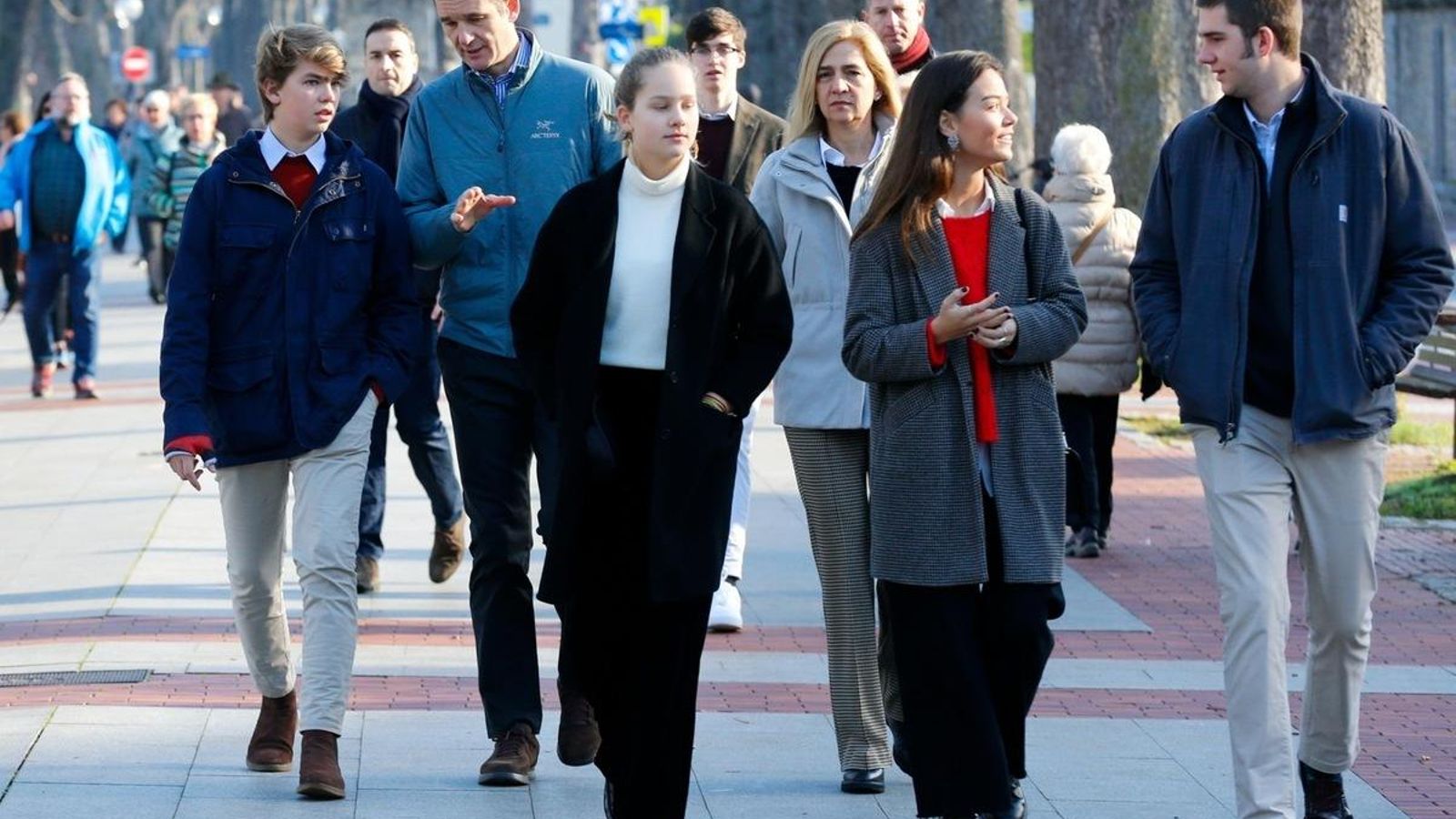Iñaki Urdangarín y la infanta Cristina, paseando por Vitoria con sus cuatro hijos: Juan, Pablo, Miguel e Irene.