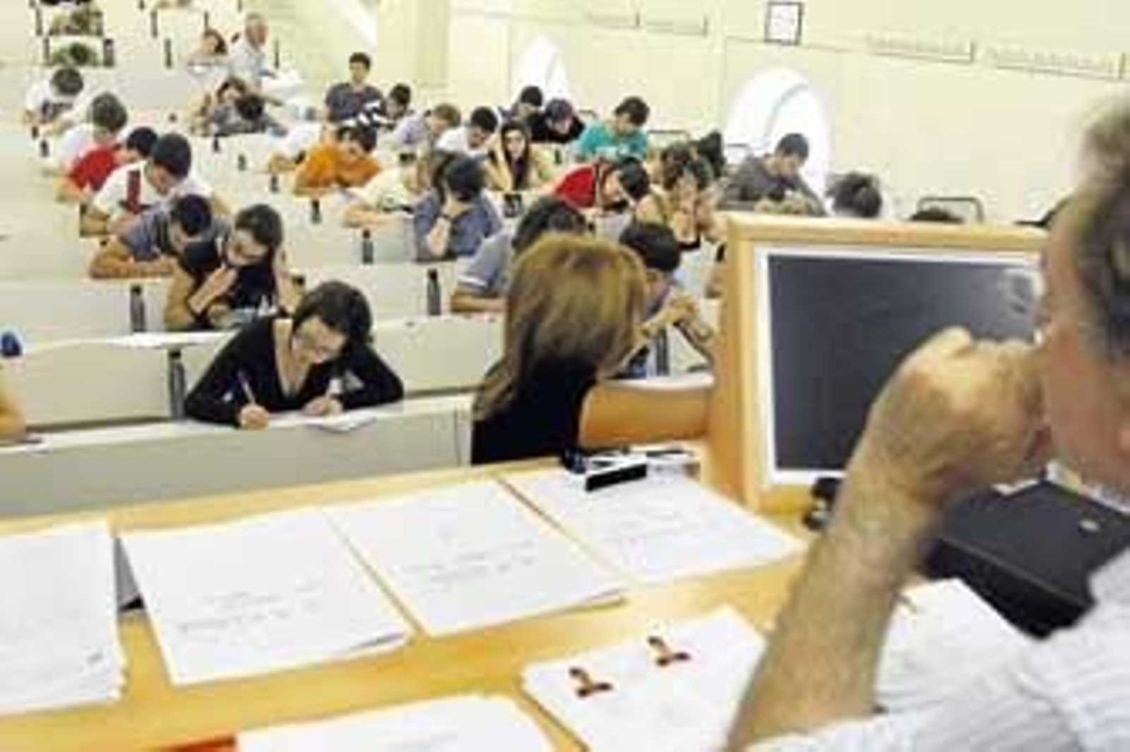 Estudiantes de Bachillerato examinándose de la Selectividad en la Facultad de Empresariales de Cádiz. /José Braza