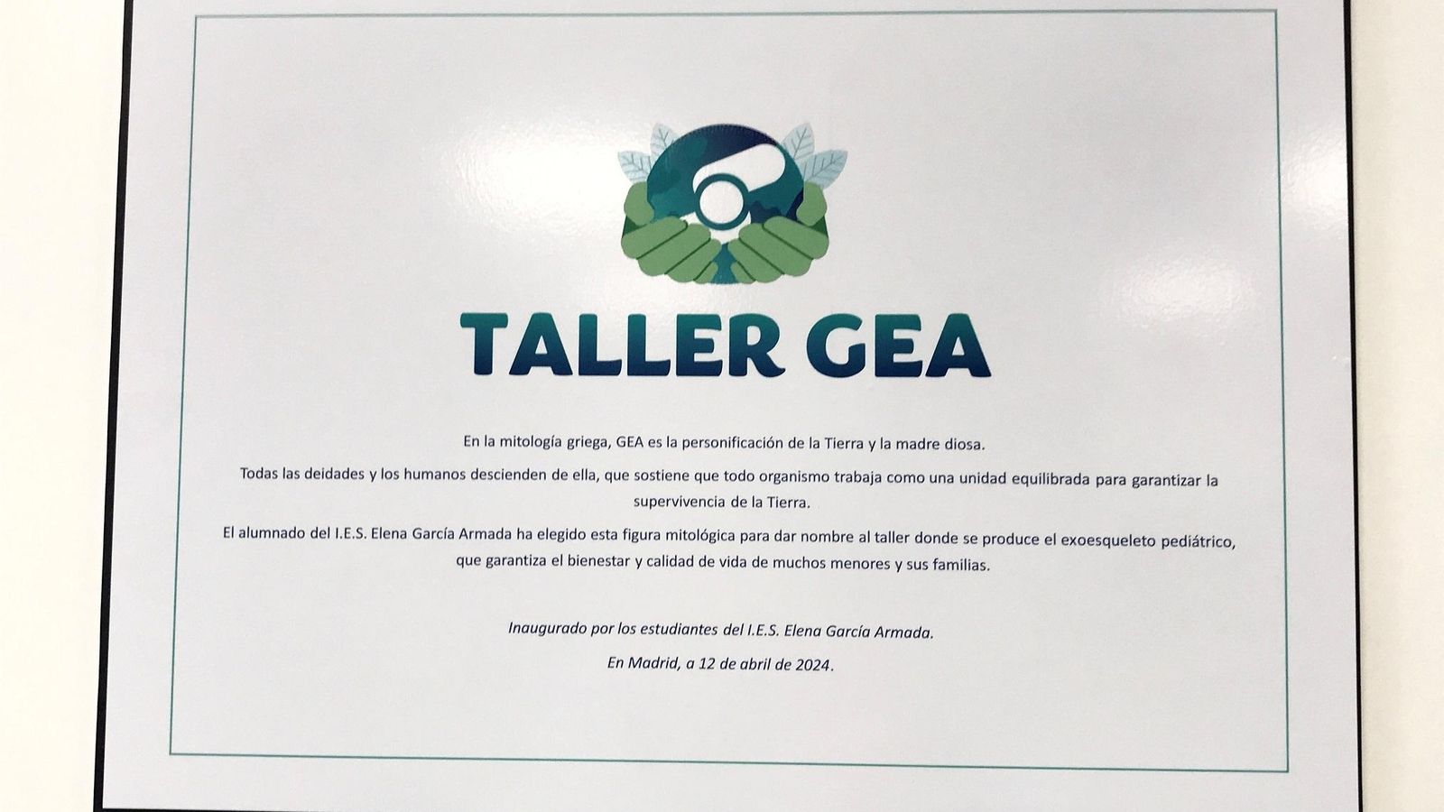 Placa conmemorativa en el taller donde se produce el ATLAS 2030, el primer exoesqueleto pediátrico del mundo.